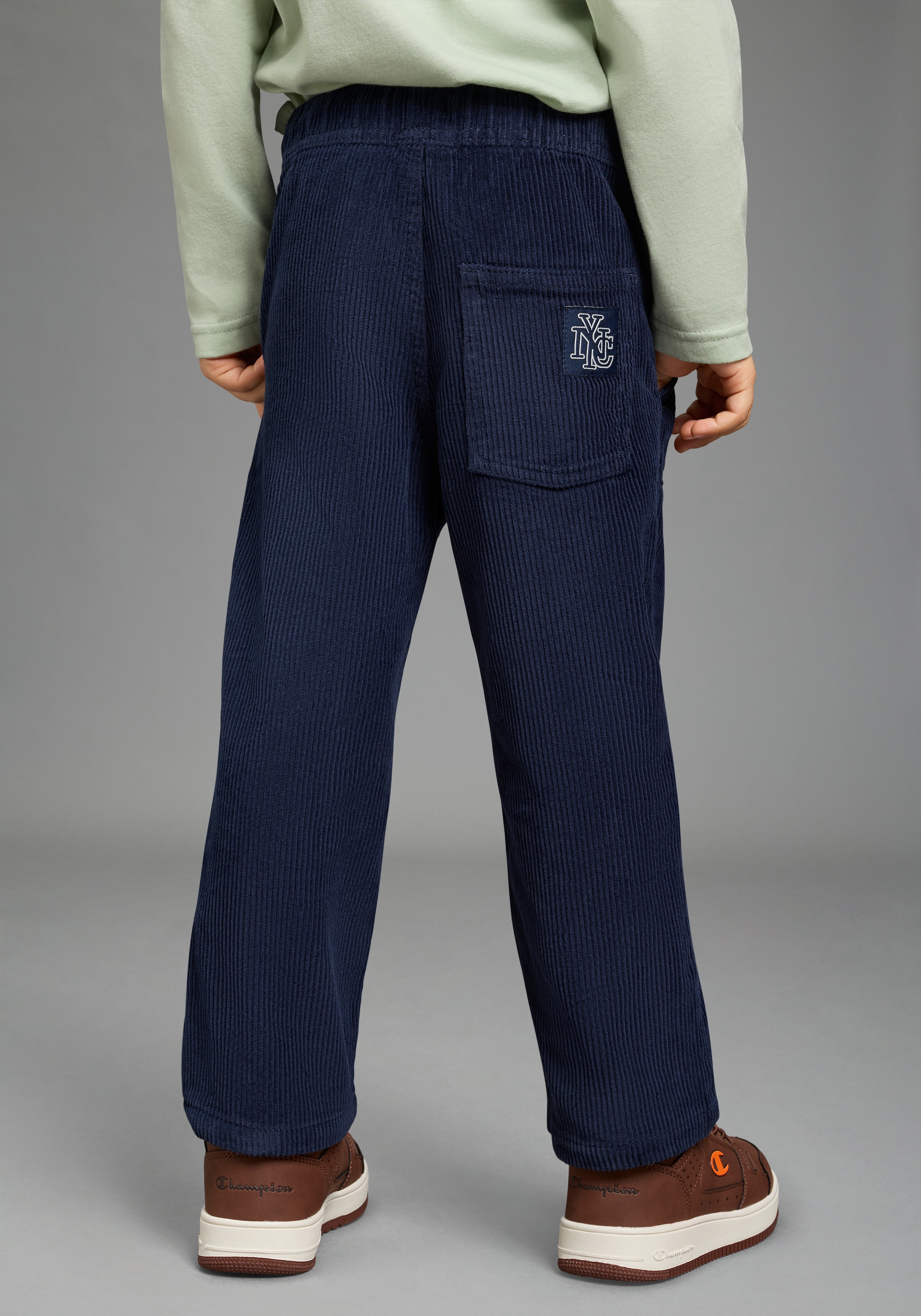 KIDSWORLD Cordhose »Breitcord-Cordhose mit Cargotaschen«  Lässige Cargo-Cordhose, gerade Passform, modischer Basic-Style