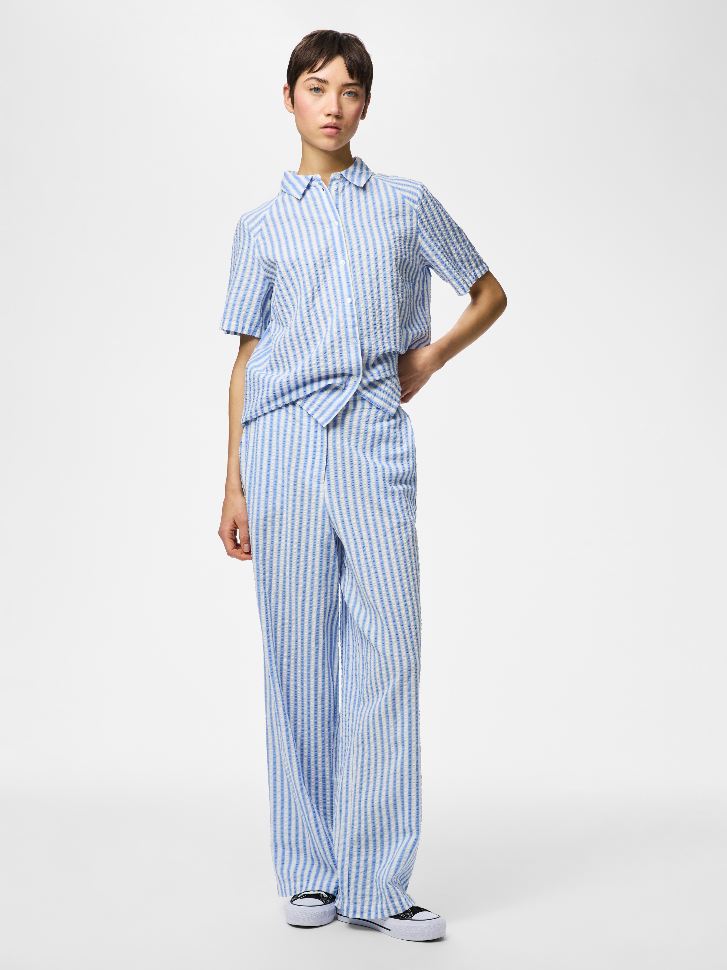 Thumbnail - pieces Hemdbluse "PCSTINNA SS SHIRT WVN NOOS BC" mit Streifenmuster