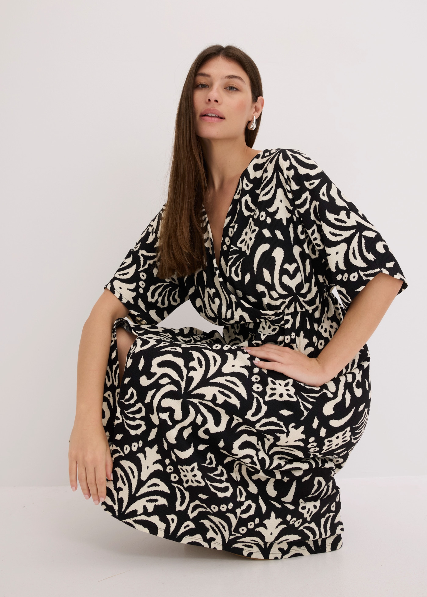bonprix Jerseykleid eleganter Stil, tiefer V-Ausschnitt, mit modischem Druck