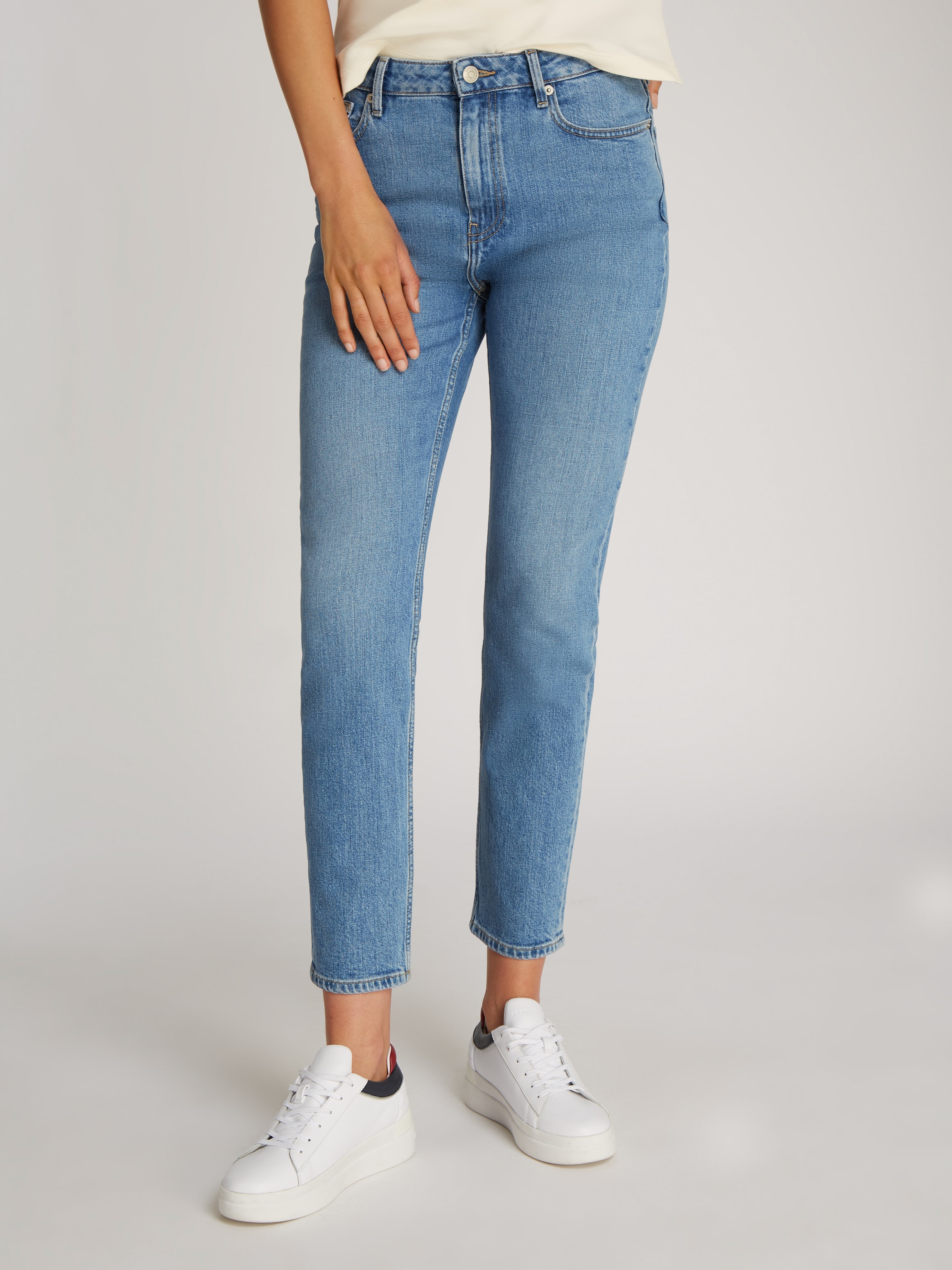 Tommy Hilfiger "Slim Cigarette High Waist" mit Logo-Badge, in blauer Waschu günstig online kaufen