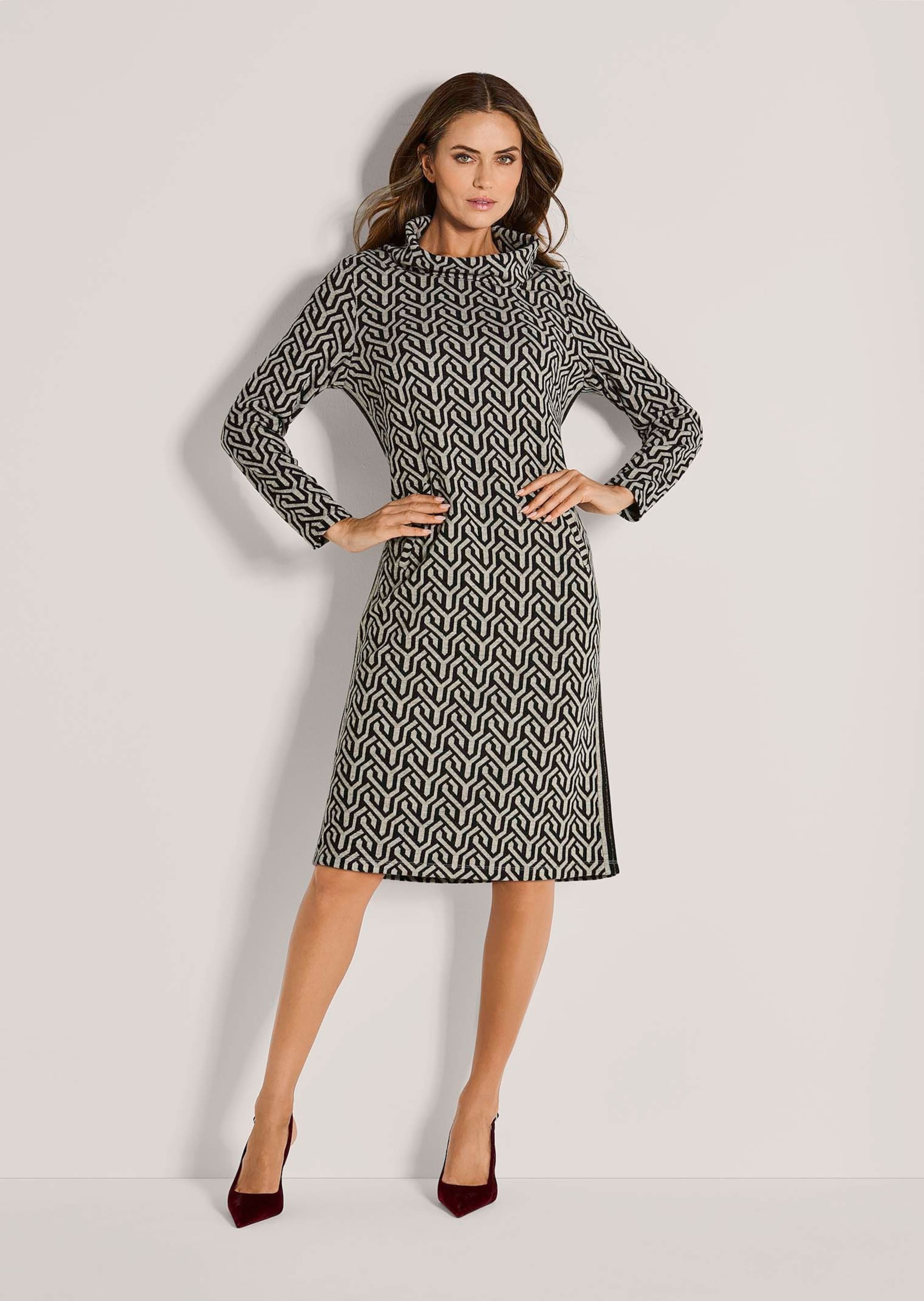 MADELEINE Sommerkleid »Kleid Kleid mit Grafik-Jacquard und Rollkragen« Grafik-Jaquard