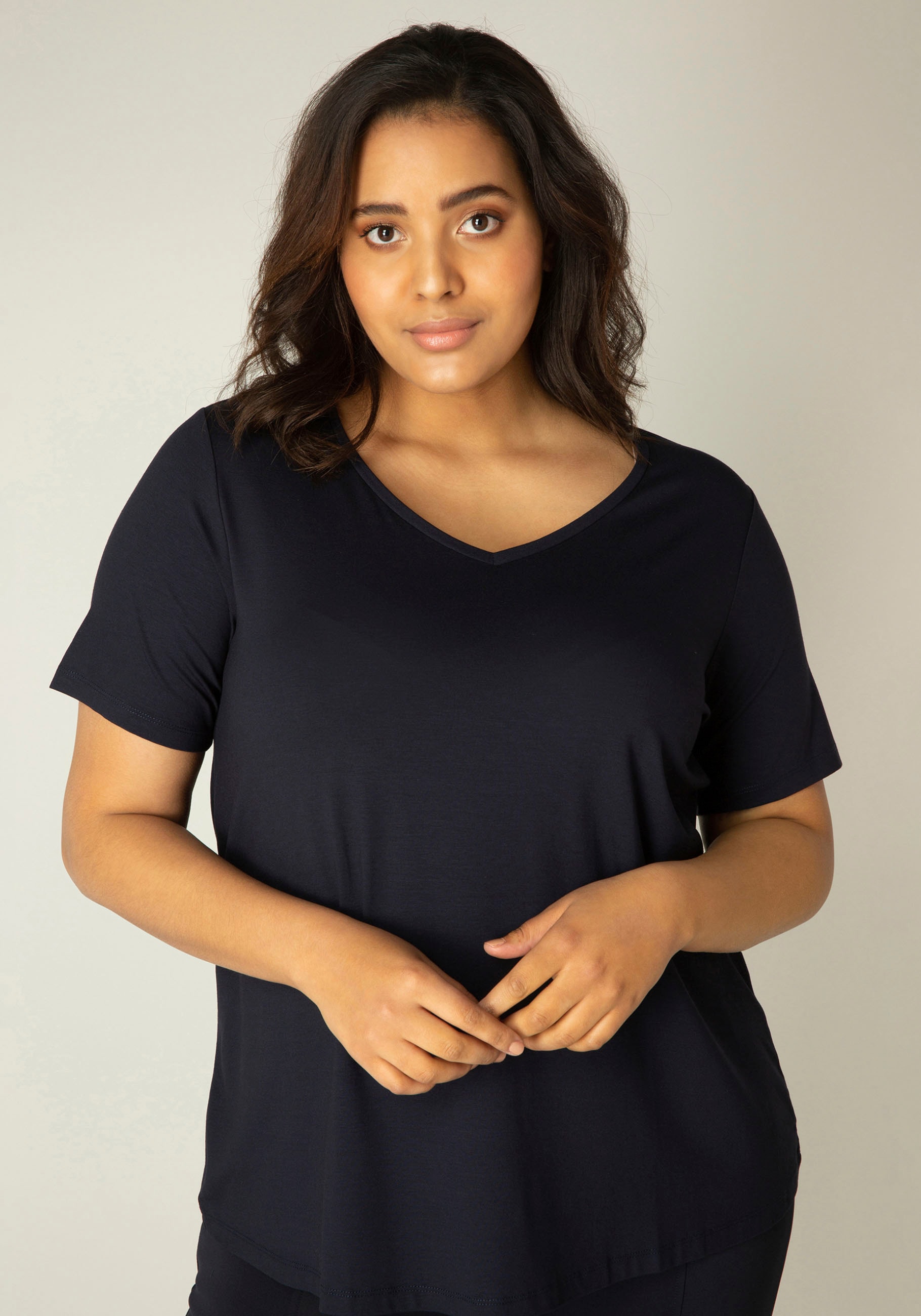 Base Level Curvy T-Shirt »Alba«, Weich fließende, formstabile Qualität für  bestellen | BAUR | V-Shirts