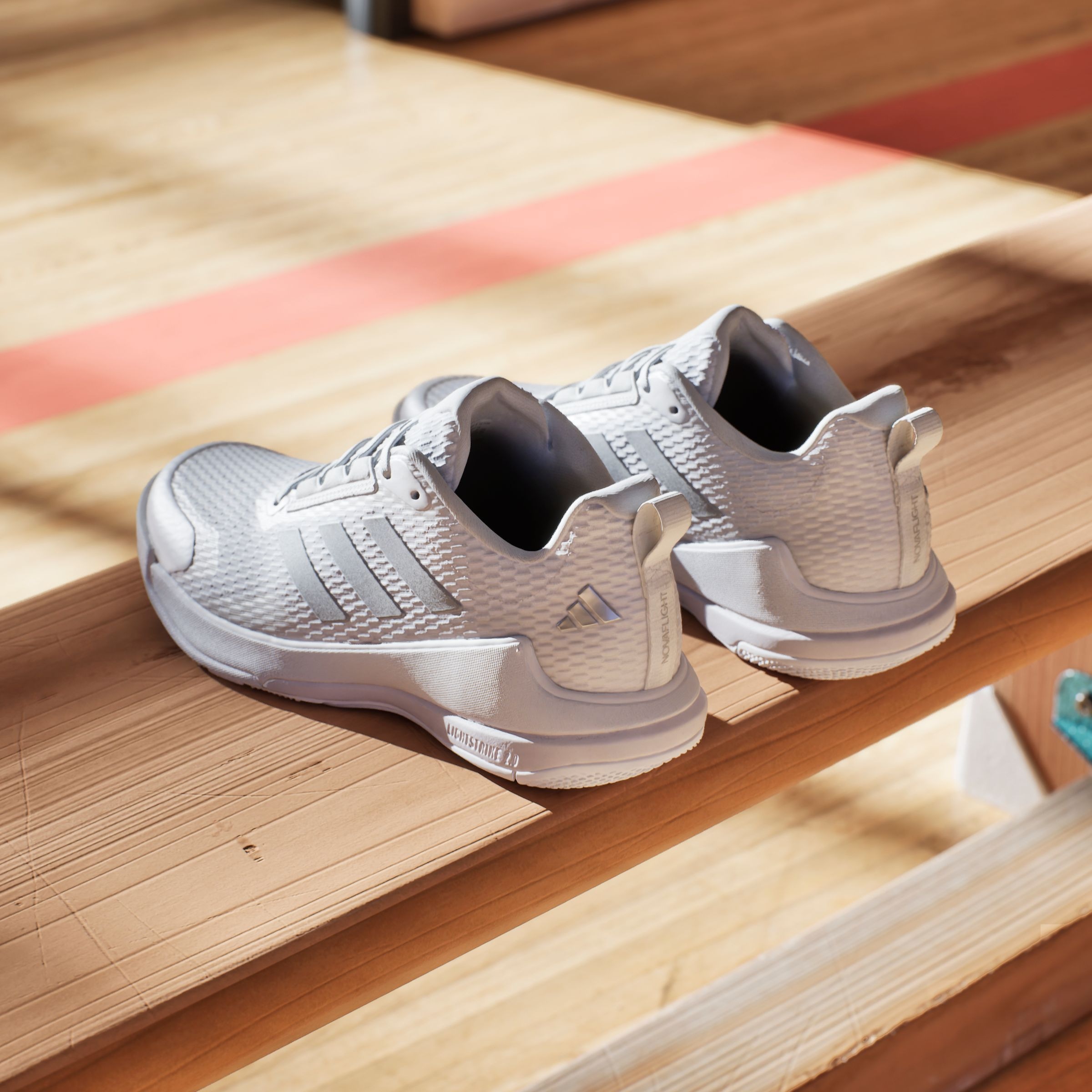 adidas Performance Hallenschuh »NOVAFLIGHT 2 INDOOR«, besonders geeignet für Volleyball und Basketball