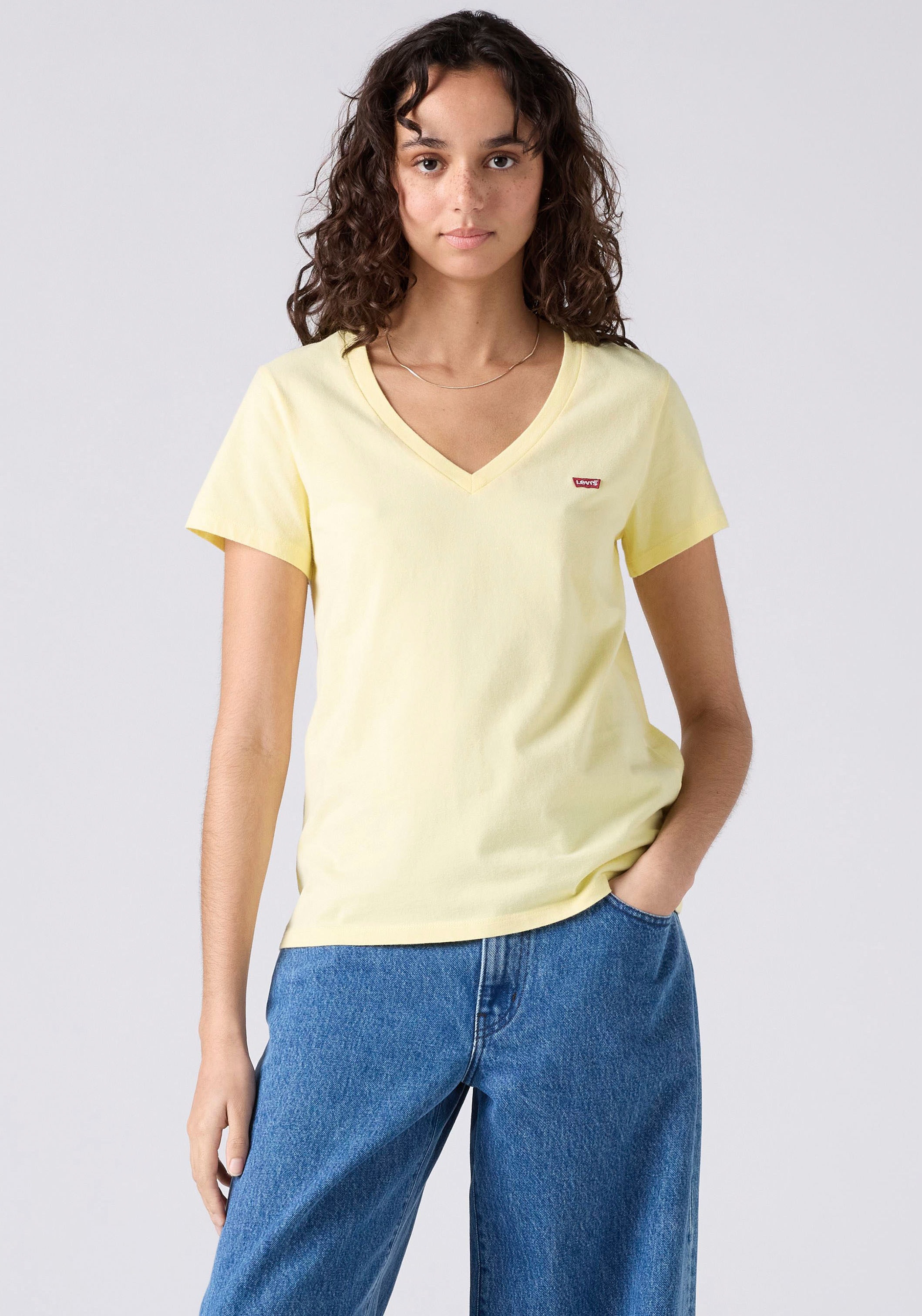 Levis "Perfect Tee" mit kleinem Batwing- Logo