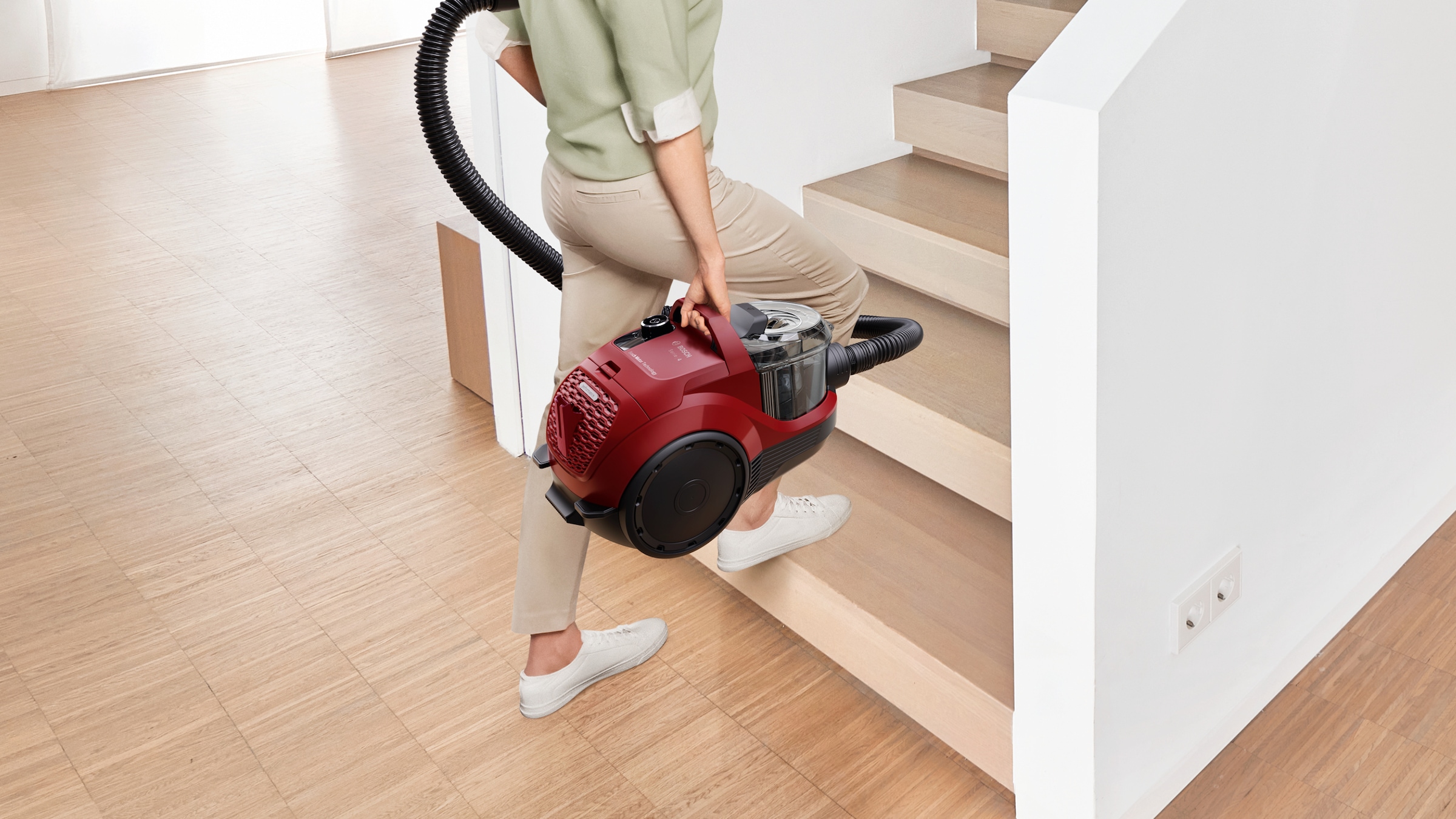 BOSCH Bodenstaubsauger »Serie 4 BGS21CAR, Hygiene-Filter, XXL-Polsterdüse, XXL-Fugendüse«, 750 W, beutellos, 10 J. Motorgarantie, ideal zur Fahrzeug-Innenreinigung, kompakt, rot
