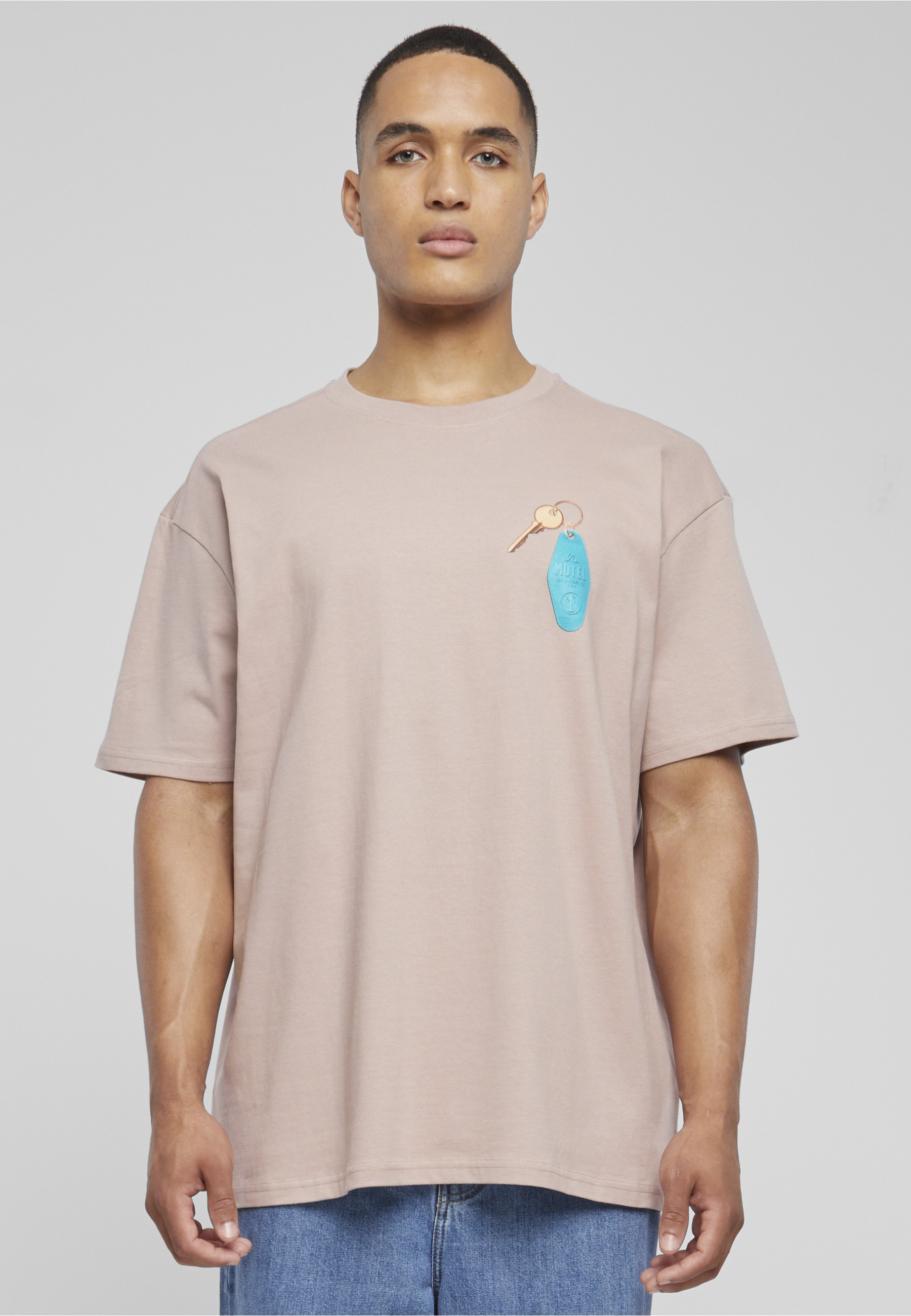 Thumbnail - Upscale by Mister Tee T-Shirt "Upscale by Mister Tee Unisex California Motel Oversize Tee" 1 Stk.