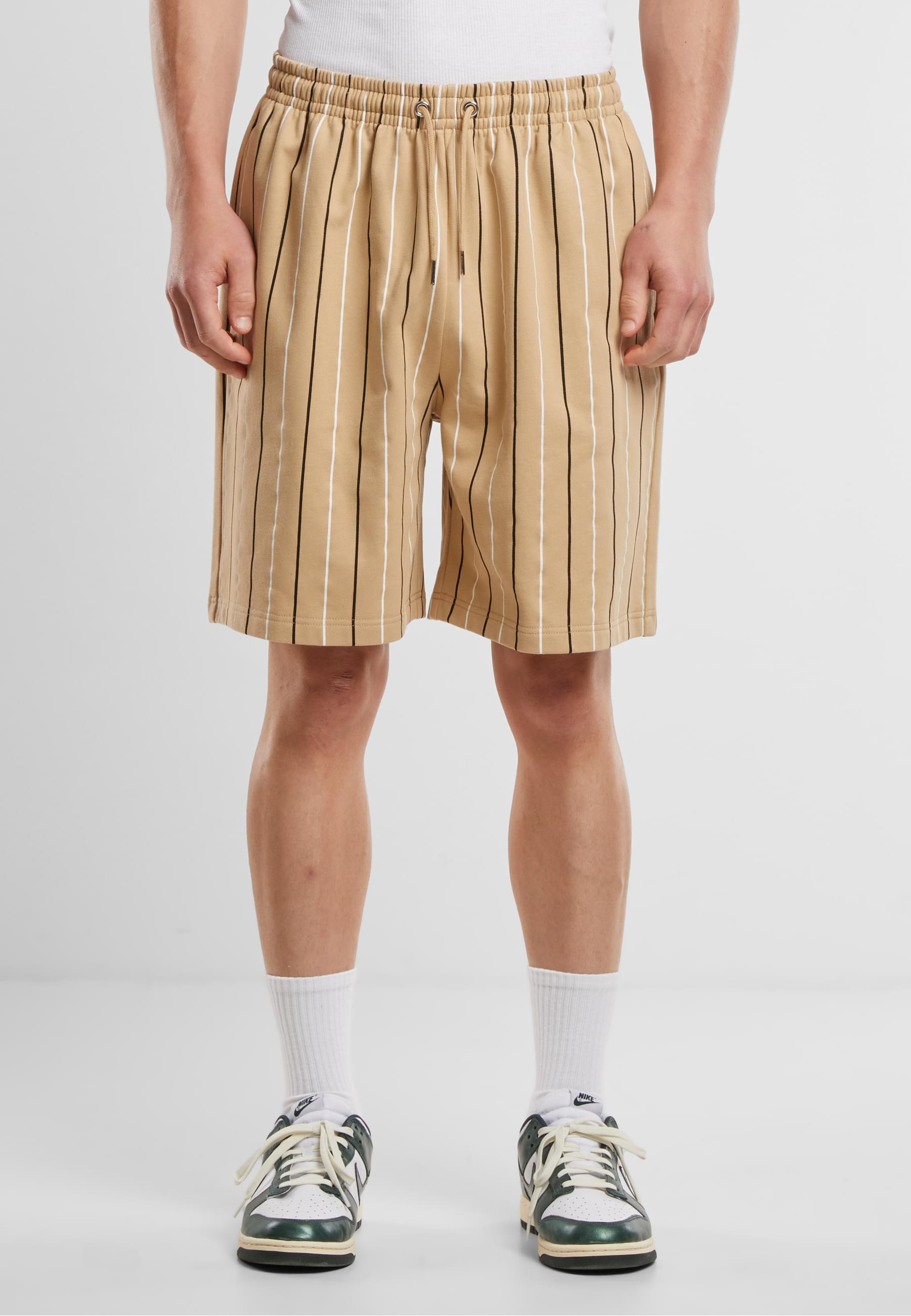 URBAN CLASSICS Sweatshorts »Urban Classics Printed Pinstripe Shorts«, (1 tlg.)
