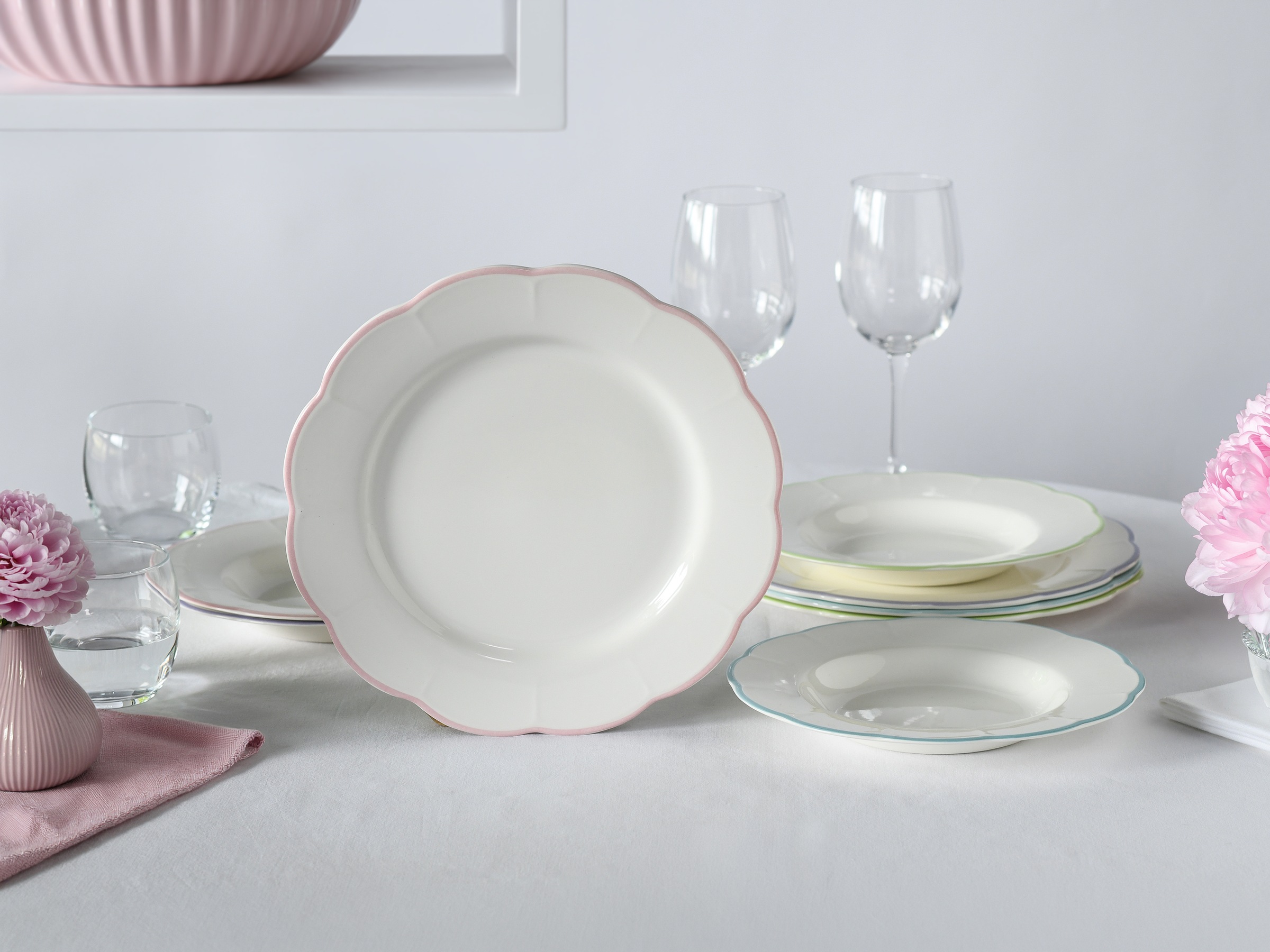 CreaTable Tafelservice »Florine Bunt, Service 8-tlg.« Teller Set, Elegant, Klassische Form, Zart gewellte Ränder