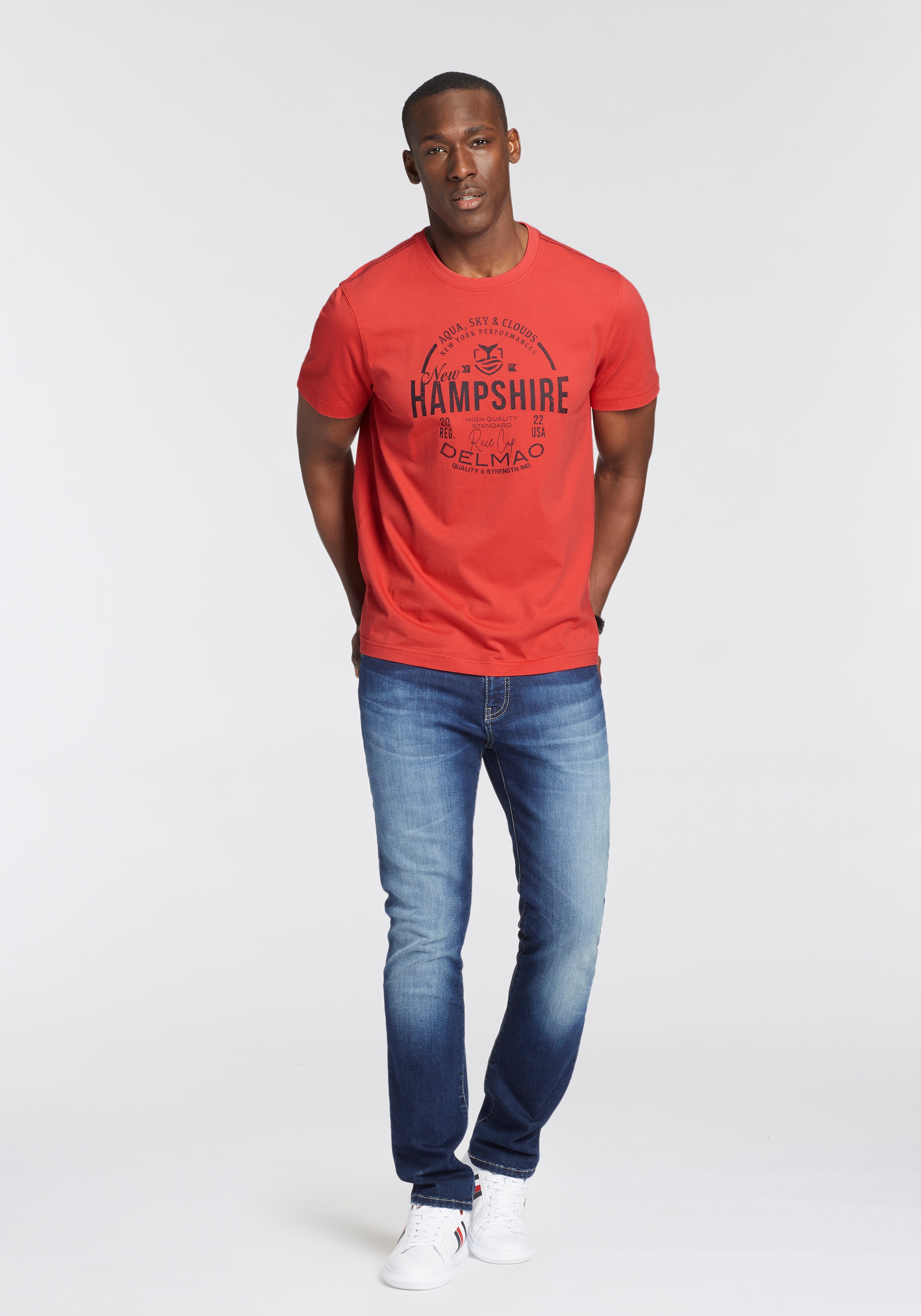 DELMAO T-Shirt, Kurzarm, lässige Passform, mit peppigem Print, aus Baumwolle