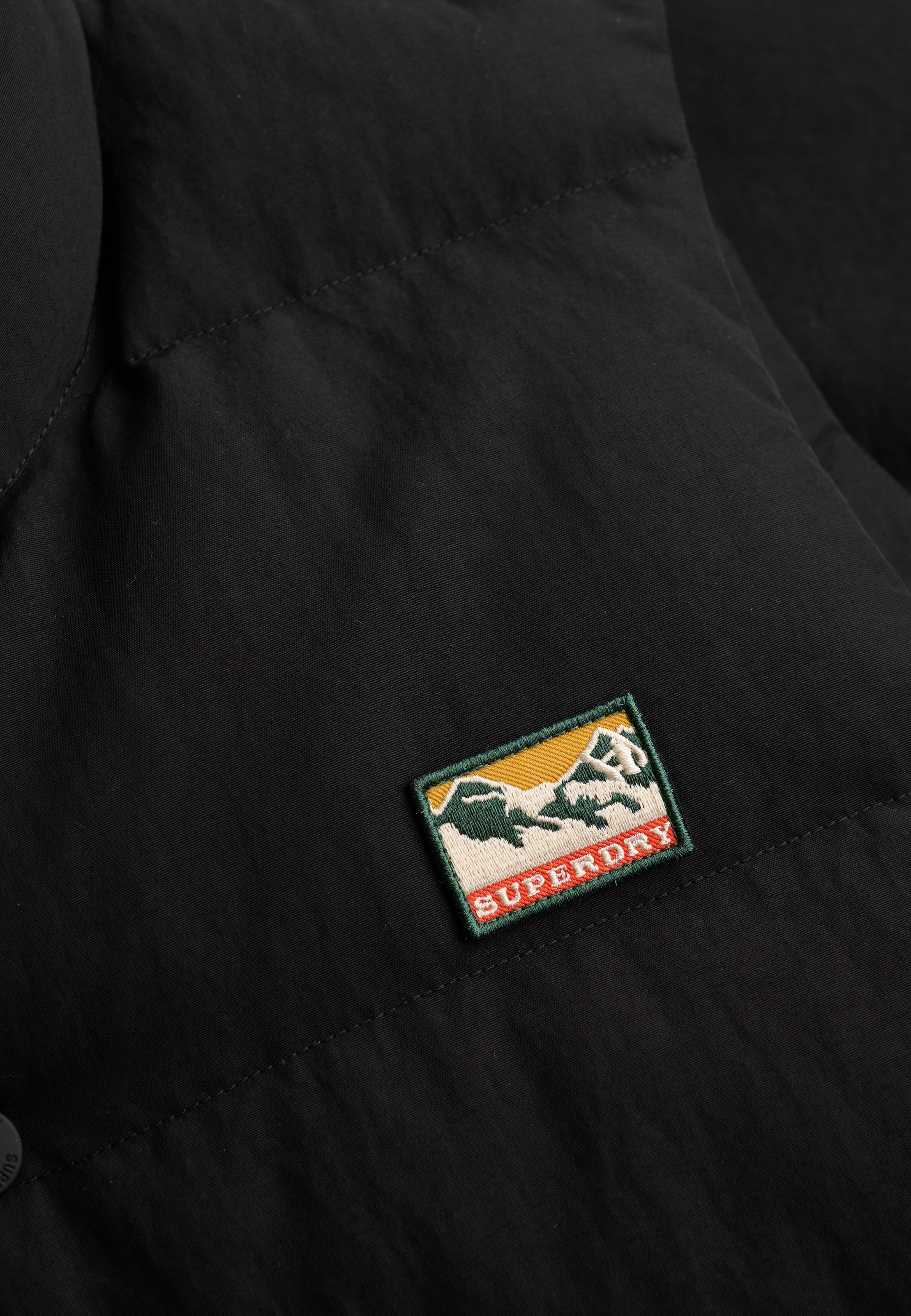 Superdry Steppweste »NON HOOD SHORT EVEREST GILET« mit Obermaterial aus Nylon, Regular Fit, in normaler Länge