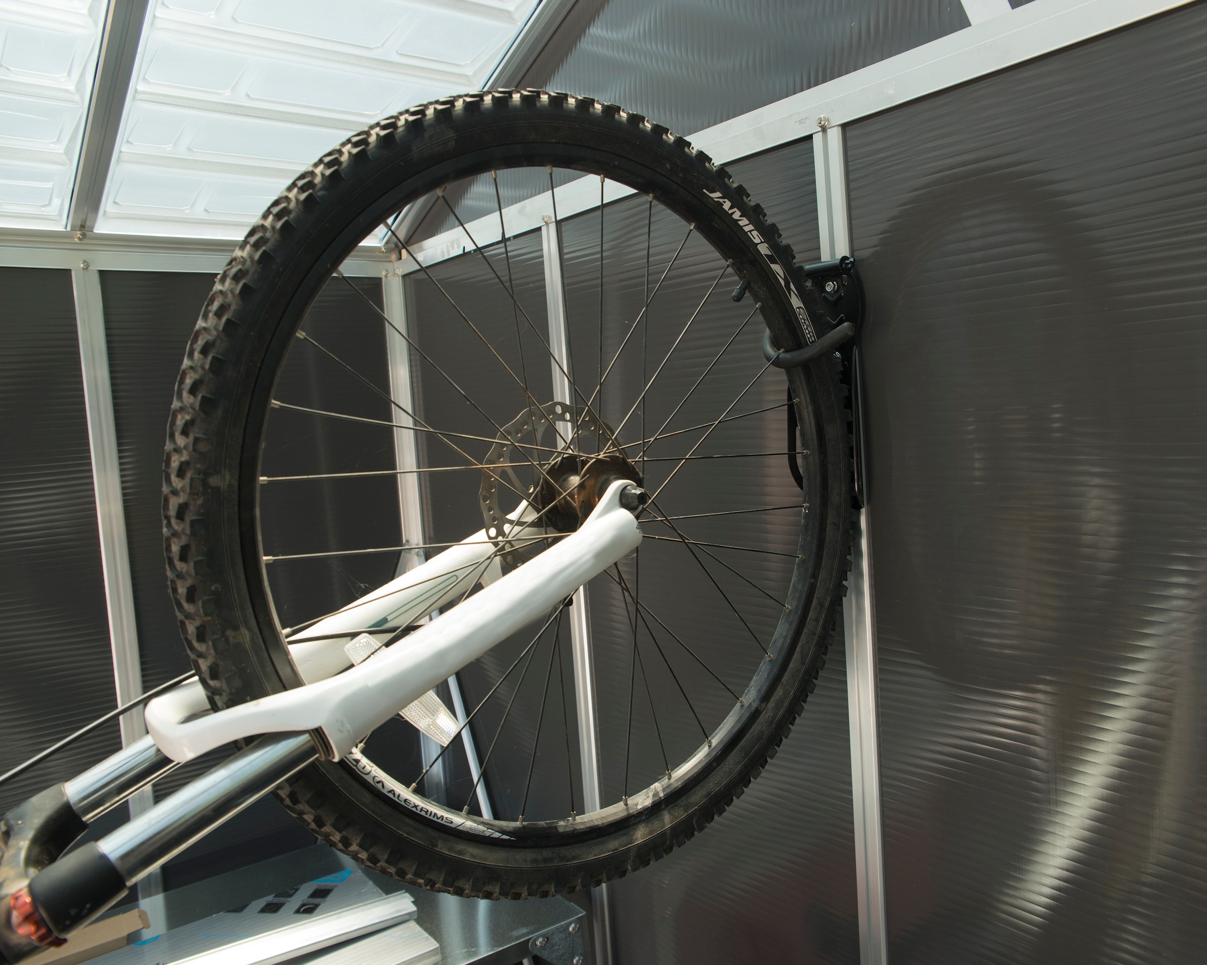 Palram - Canopia Fahrradwandhalterung, vertikaler Fahrradaufhänger für Gerätehäuser