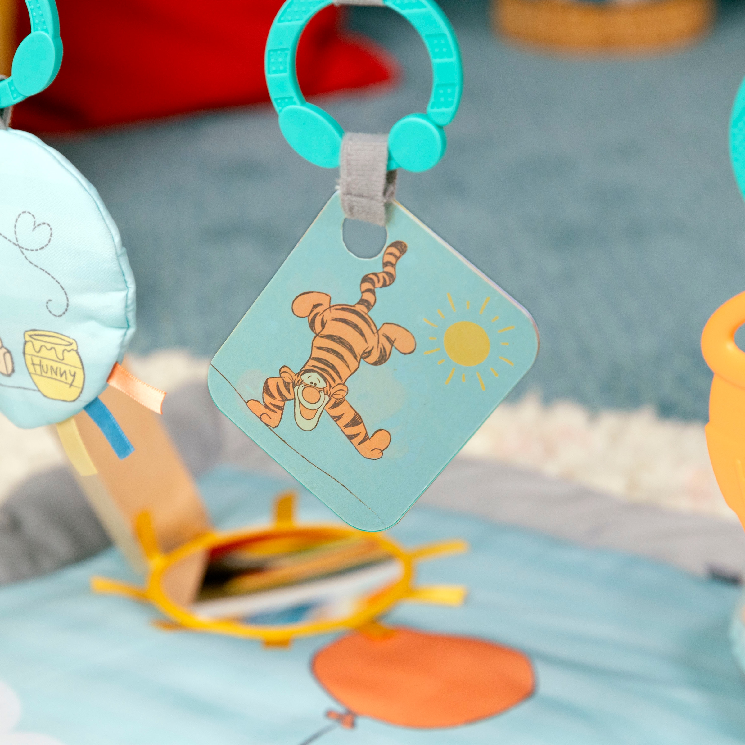 Bright Starts Spielbogen »WINNIE THE POOH Once Upon a Tummy Time ™ Activity Gym«, mit Plüschmatte und Stützkissen