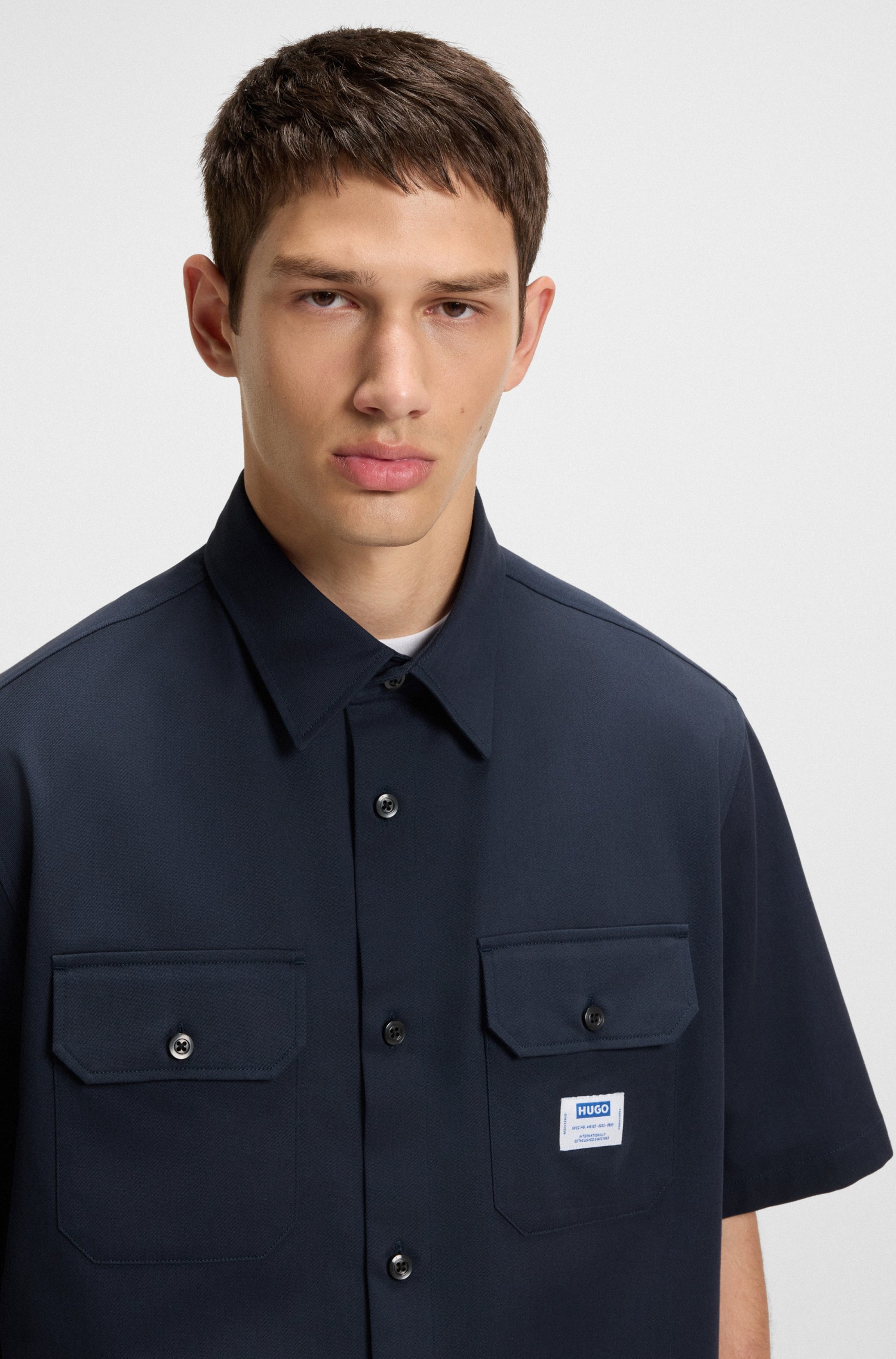 HUGO Blue Kurzarmhemd "Ekyno", mit kontrastfarbenem Logo-Badge auf der Brus günstig online kaufen