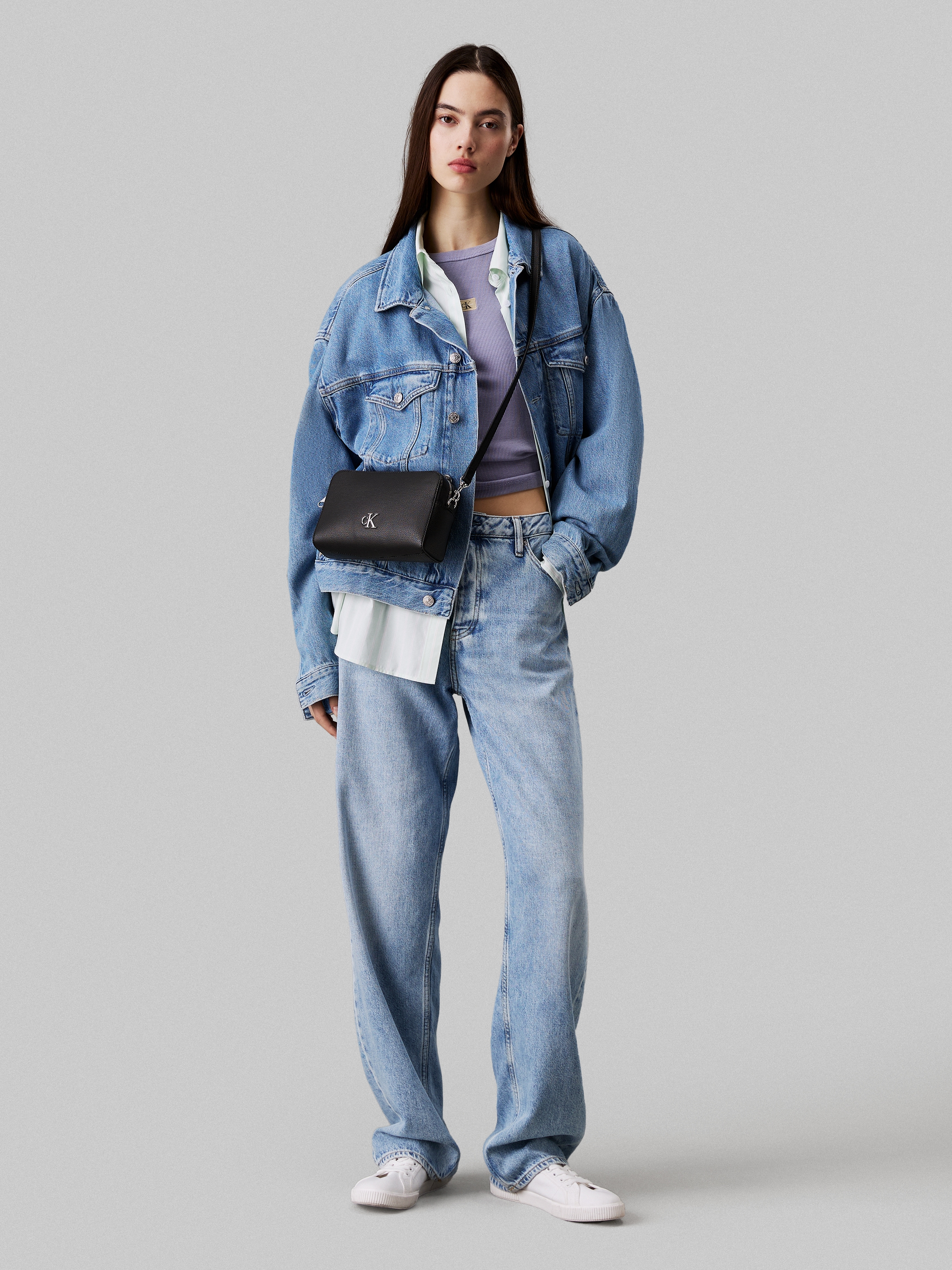 Calvin Klein Jeans Mini Bag »MINIMAL MONOGRAM CAMERA BAG 20«, Damen Schultertasche klein, Umhängetasche mit abnehmbarem Gurt