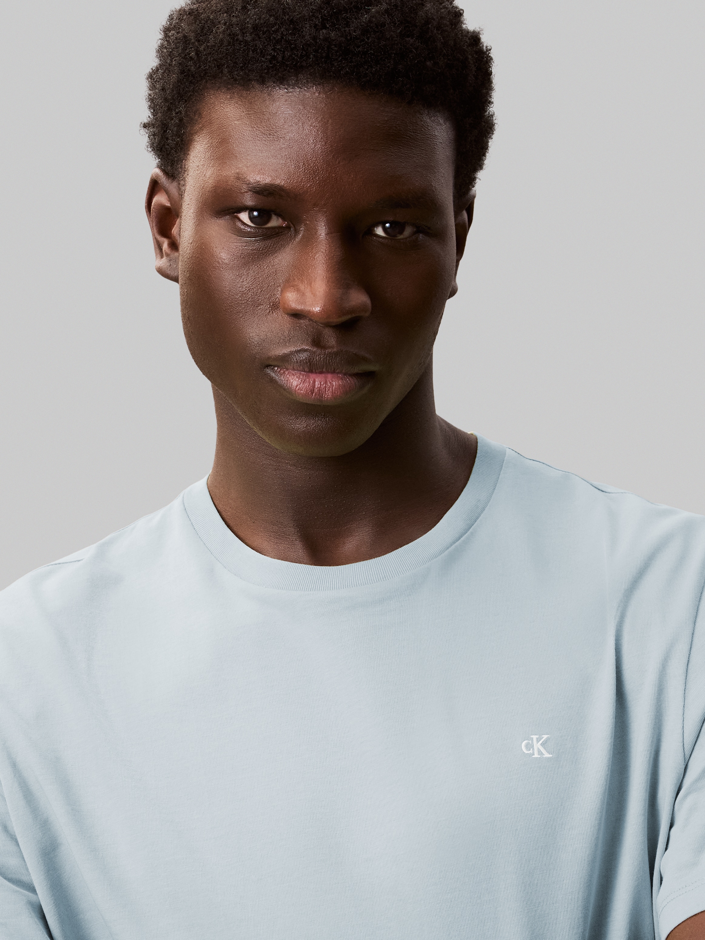 Calvin Klein Jeans T-Shirt »SS SMOOTH CTTN SOLID CREWNK TEE«, mit Logo