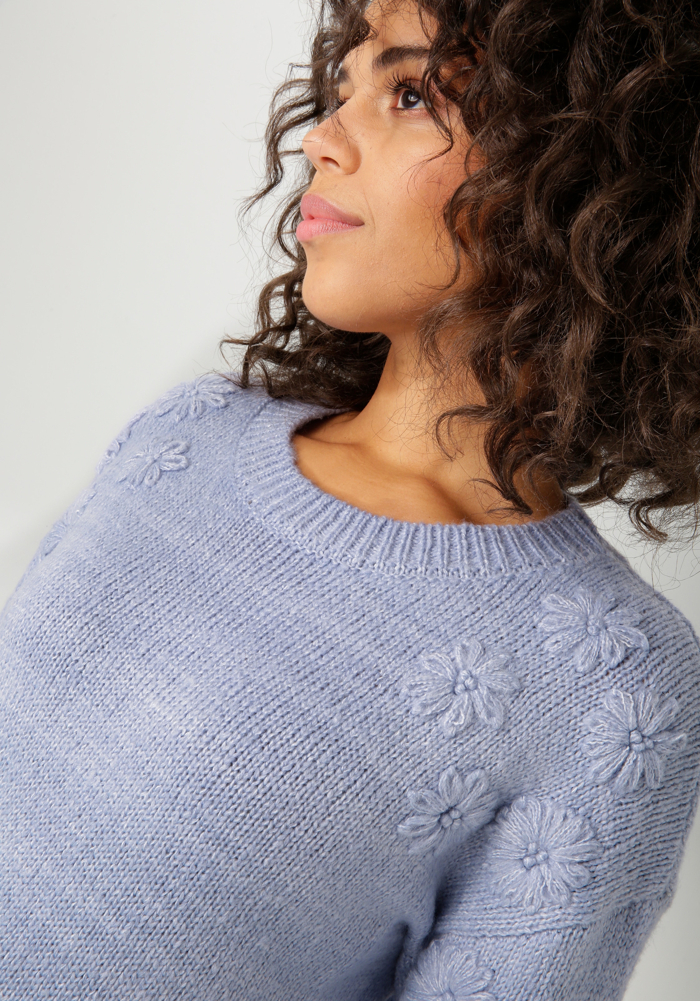 Aniston CASUAL Strickpullover, mit aufgestrickten Blüten verziert - NEUE KOLLEKTION