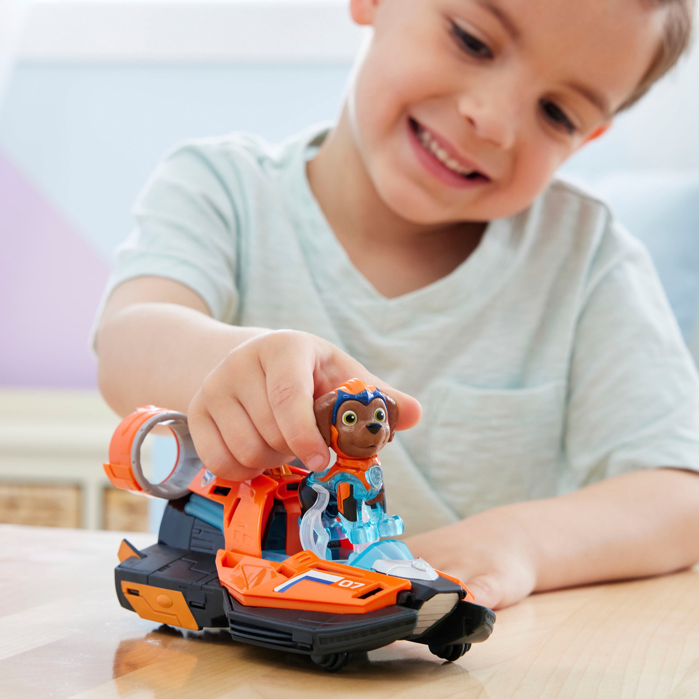 Spin Master Spielzeug-Auto »Paw Patrol - Movie II - Basic Themed Vehicles Zuma«, Speedboot mit Welpenfigur, Licht- und Soundeffekt