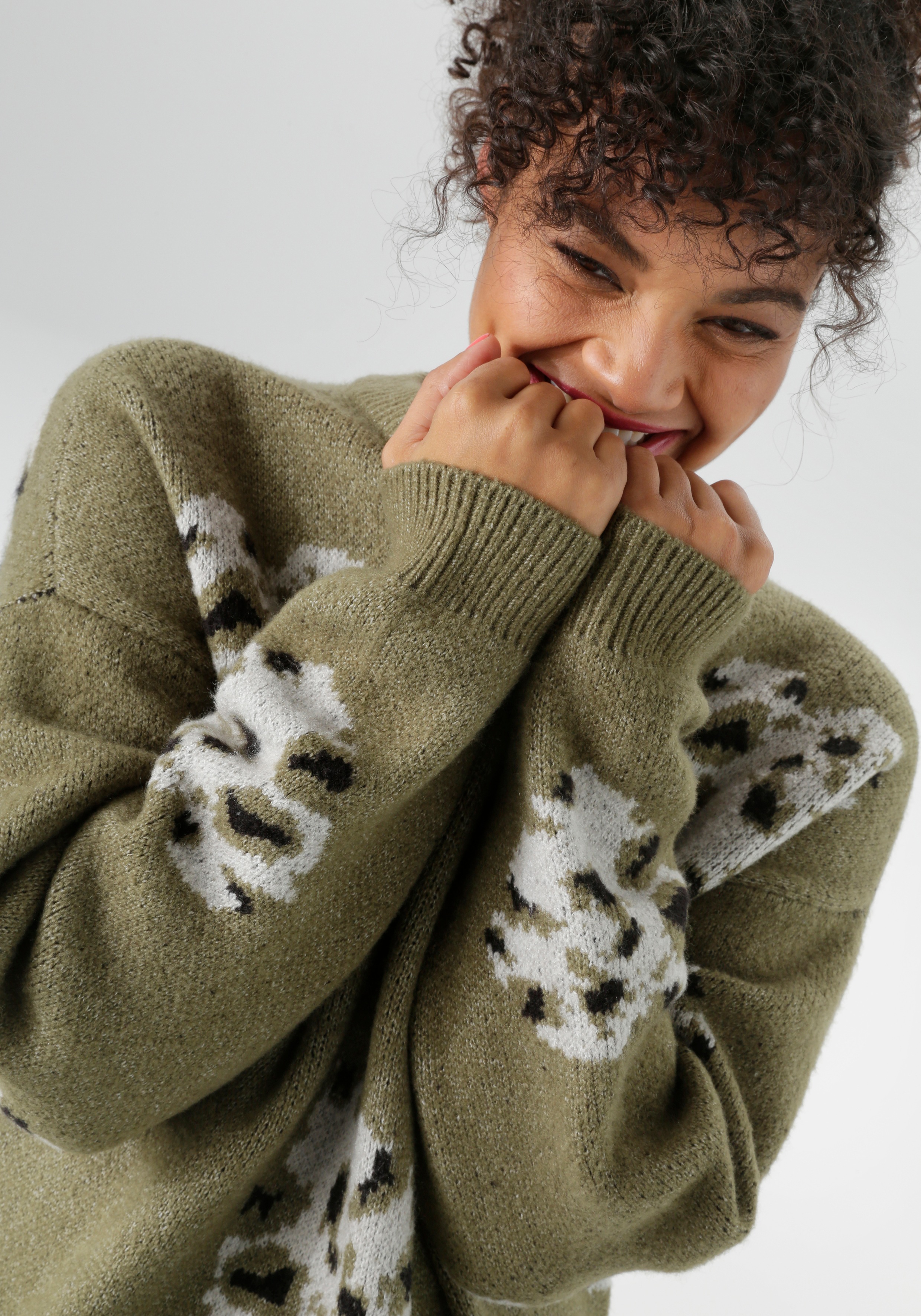 Thumbnail - Aniston PLUS Strickpullover mit eingestrickten Herzchen in Animalprint
