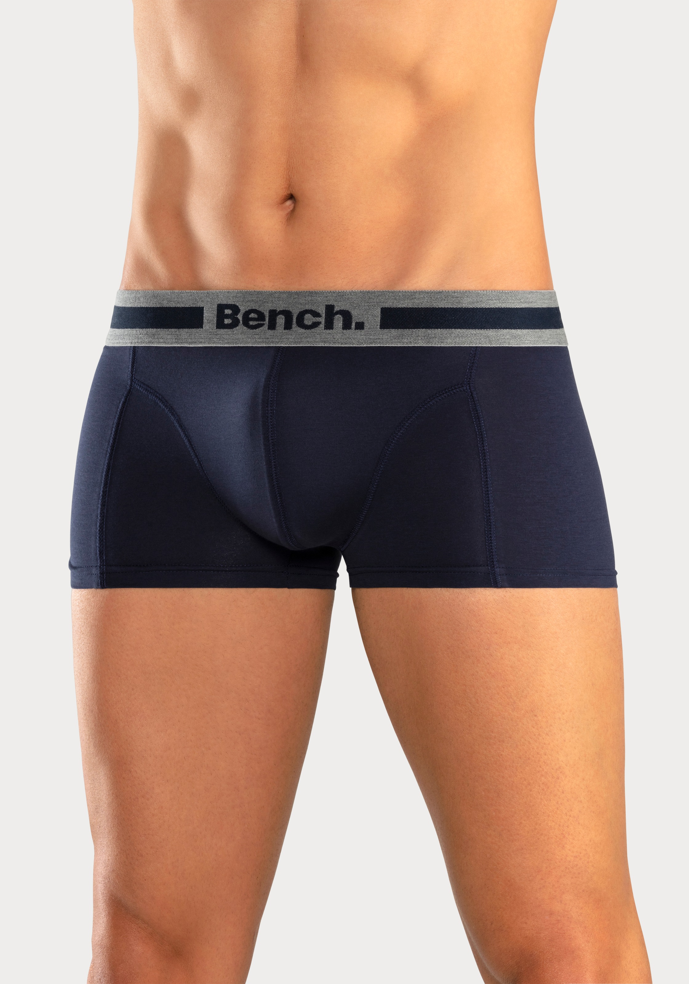 Bench. Boxershorts, (Packung, 4 St.), in Hipster-Form mit Overlock-Nähten vorn