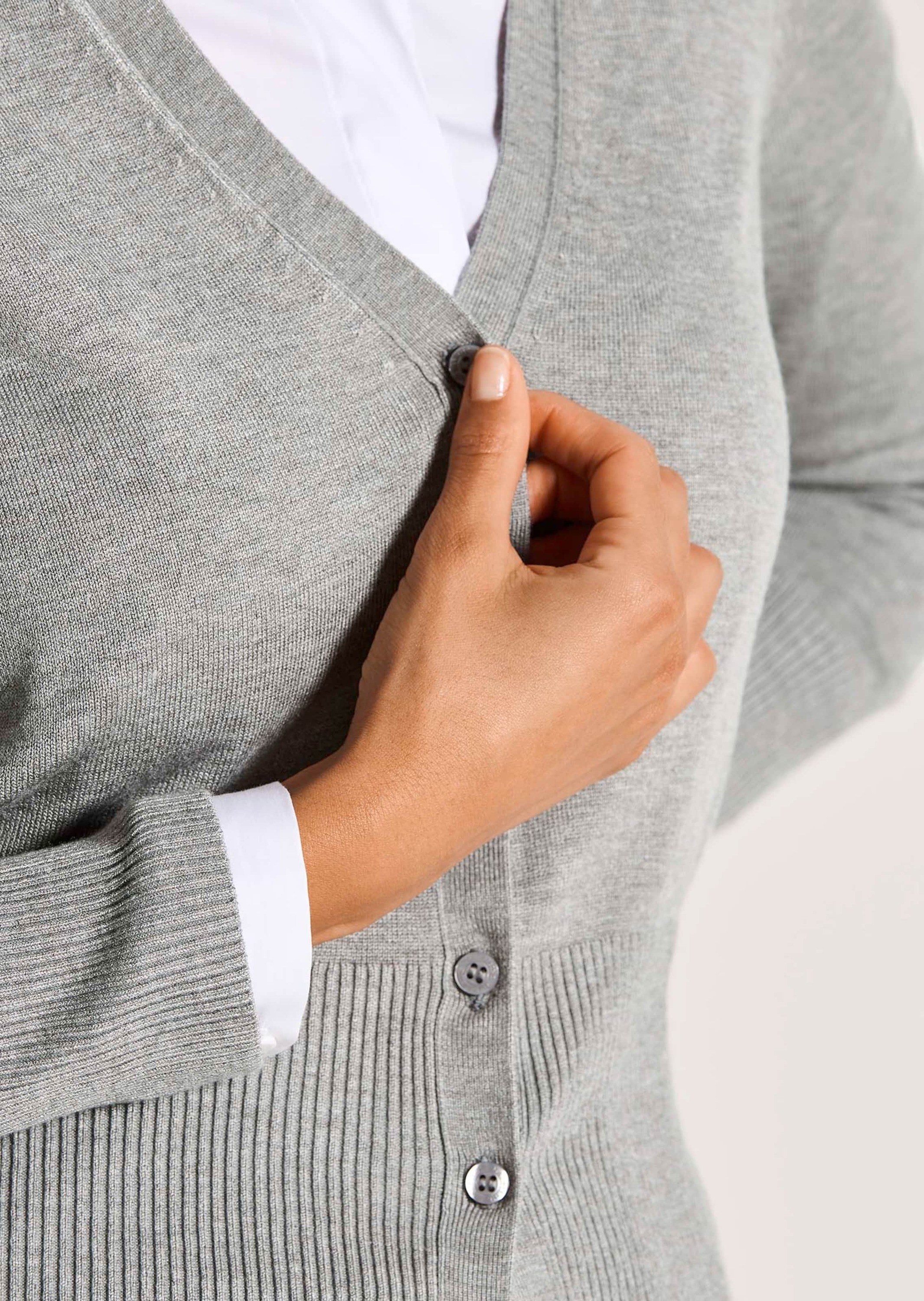 MADELEINE Strickjacke »Strickjacke Eleganter Viskose-Cardigan mit Knopfleiste«