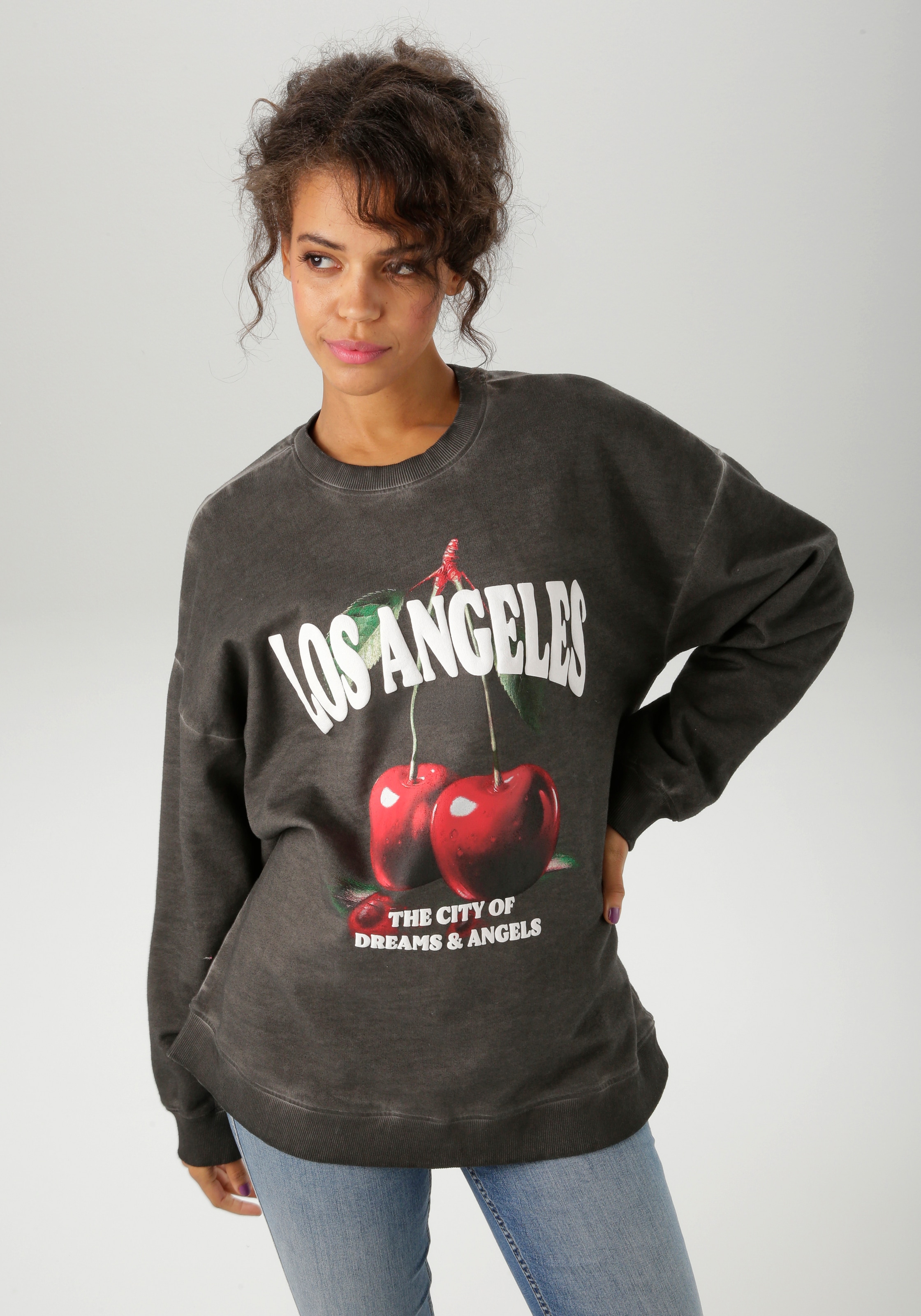 Aniston CASUAL Sweatshirt, mit knackigen Kirschen und Schriftzügen bedruckt günstig online kaufen