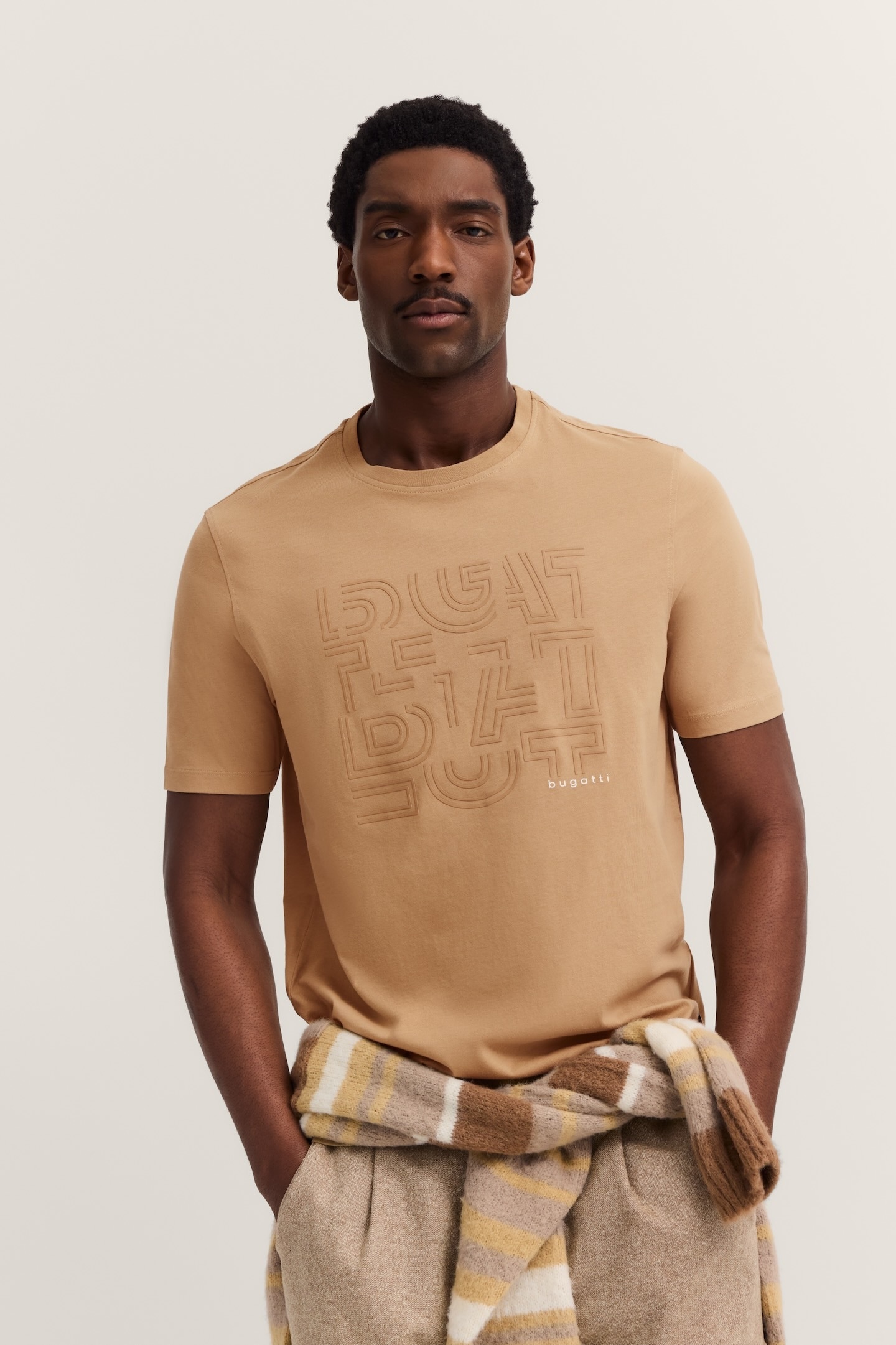 bugatti "Modern Fit" mit Logo-Print und Rundhals aus Baumwolle