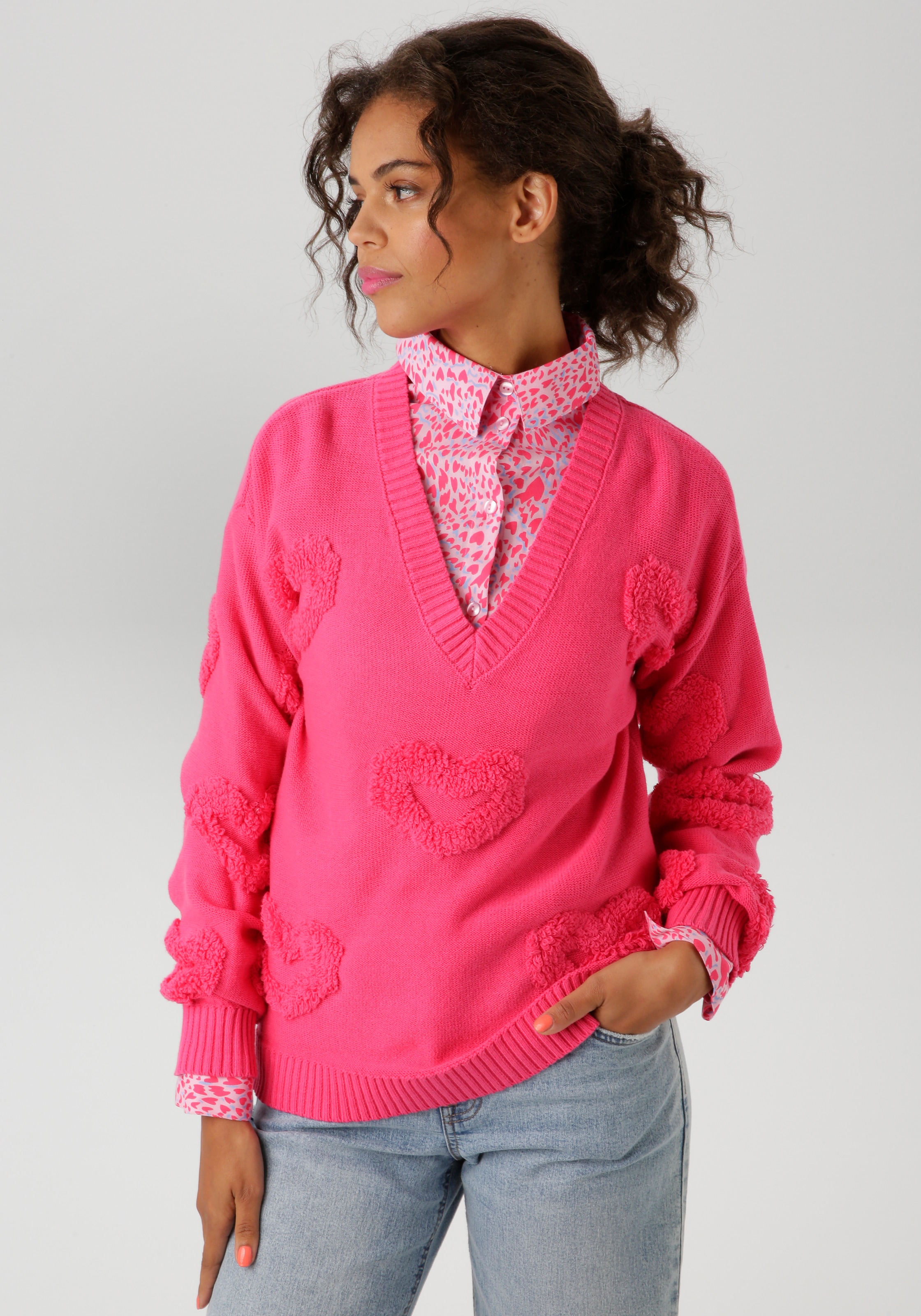 Aniston CASUAL Strickpullover, mit 3D-Effekt durch eingestrickte Herzen