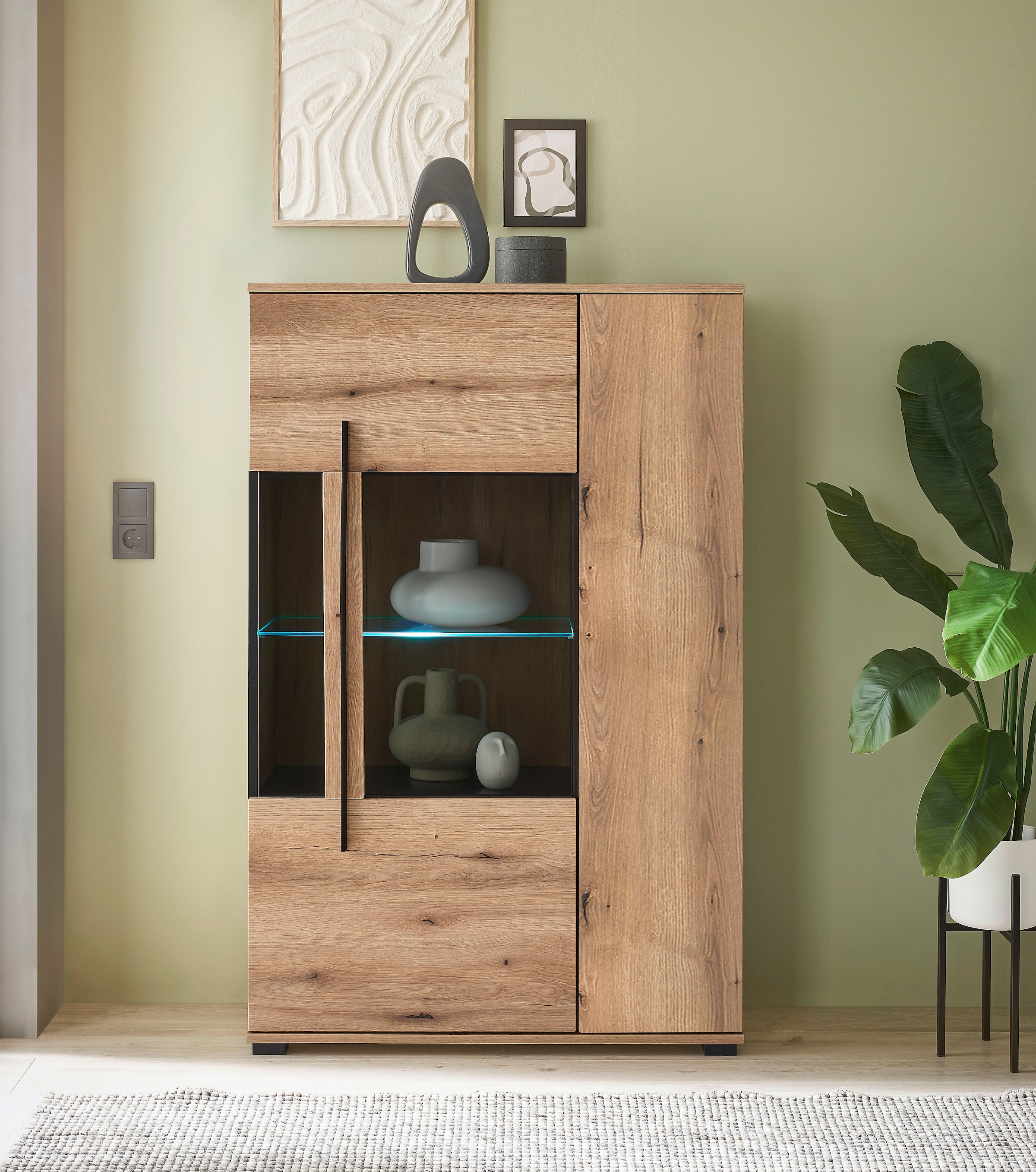 INOSIGN Vitrine »Cantara, Vitrinenschrank in Eiche Evoke oder weiß, Standvitrine«, schwarzer Stangengriff, ausreichend Stauraum, vielseitig einsetzbar