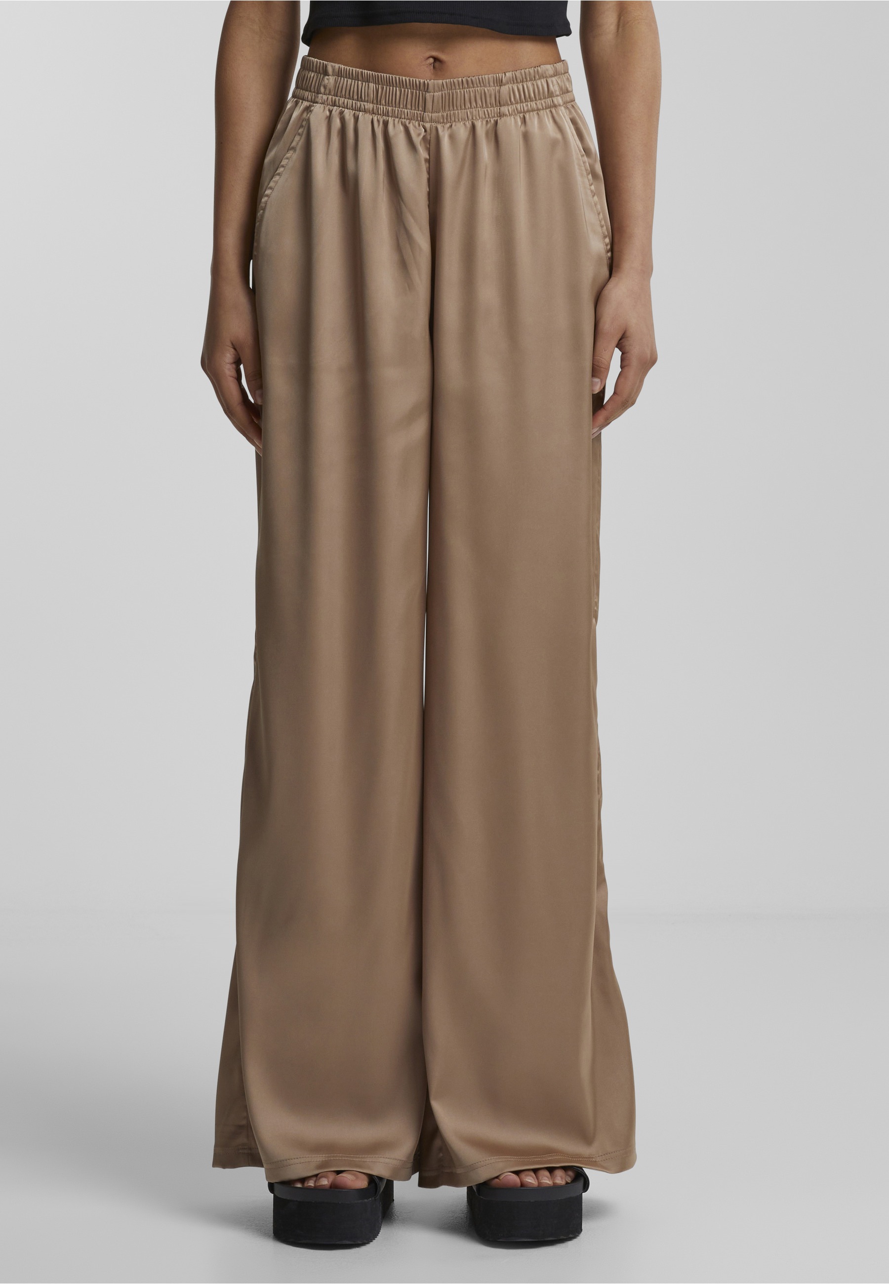 URBAN CLASSICS Stoffhose »Urban Classics Damen Ladies Satin Wide Leg Pants«