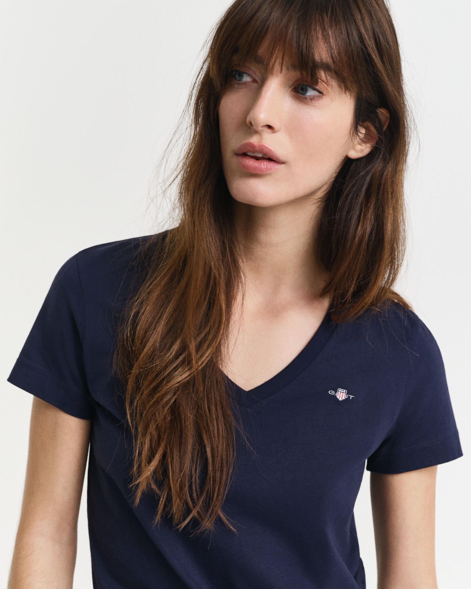 Gant T-Shirt »REG SHIELD KA V-NECK T-SHIRT«, mit einer kleinen Logostickerei auf der Brust
