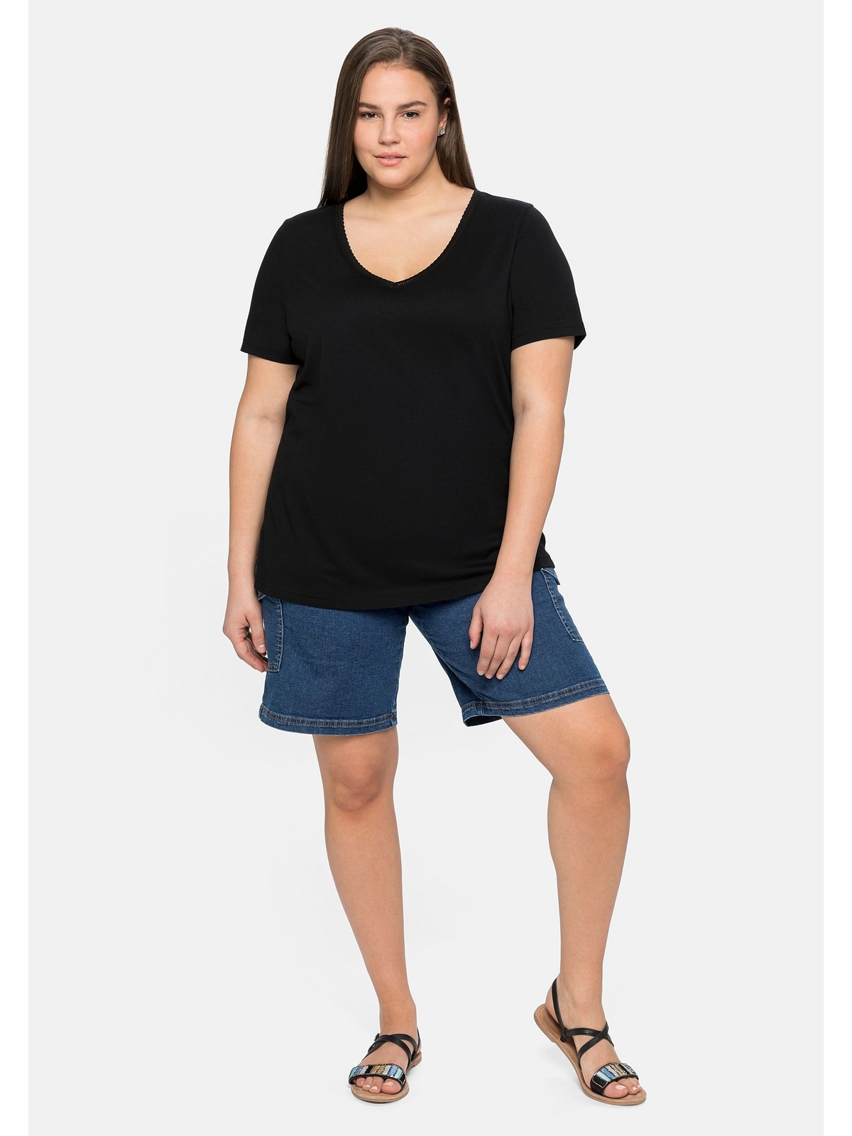 Sheego T-Shirt BAUR | am Größen«, Spitze mit dezenter »Große V-Ausschnitt für bestellen