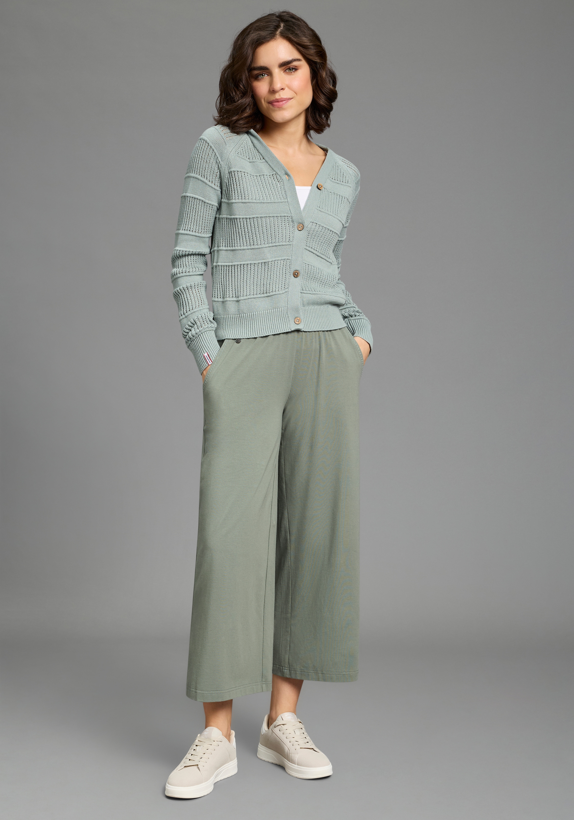 KangaROOS Ajourstrickjacke mit Kapuze, V-Ausschnitt mit Knopfleiste, aus Feinstrick, Langarm