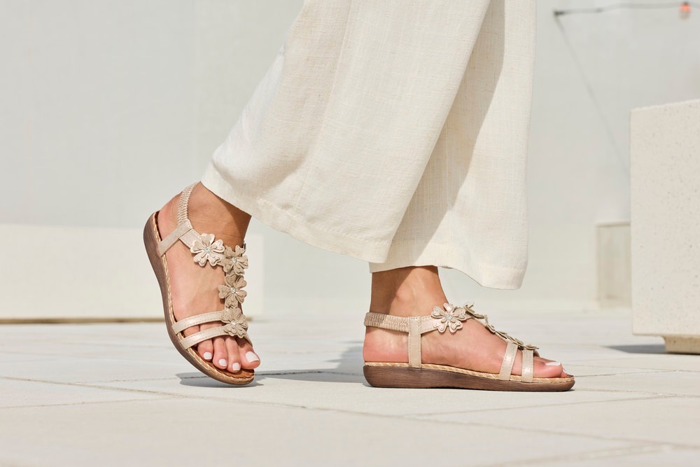 Rieker Sandale  Sommerschuh, Urlaubsschuh mit Blütenverzierung und Glitzersteine