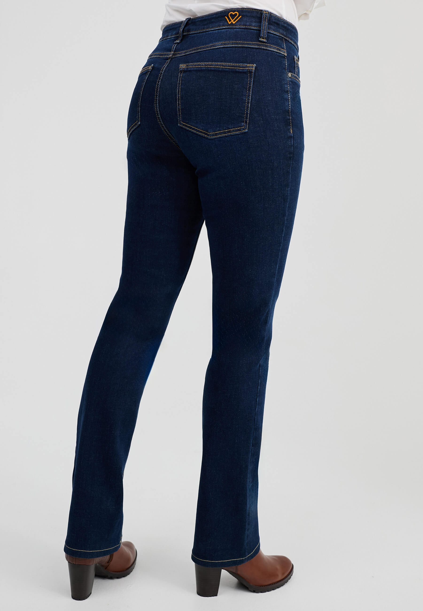 wonderjeans Bootcut-Jeans Figurbetonte Form mit leicht ausgestelltem Bein