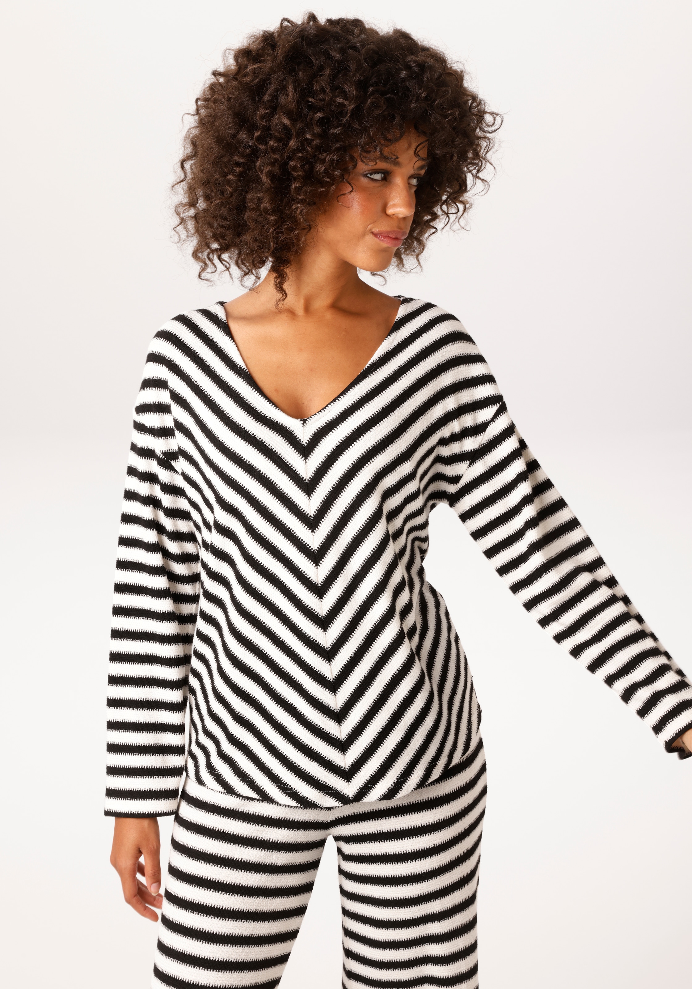 Aniston CASUAL Sweatshirt, im interessanten Steifen-Dessin - NEUE KOLLEKTIO günstig online kaufen