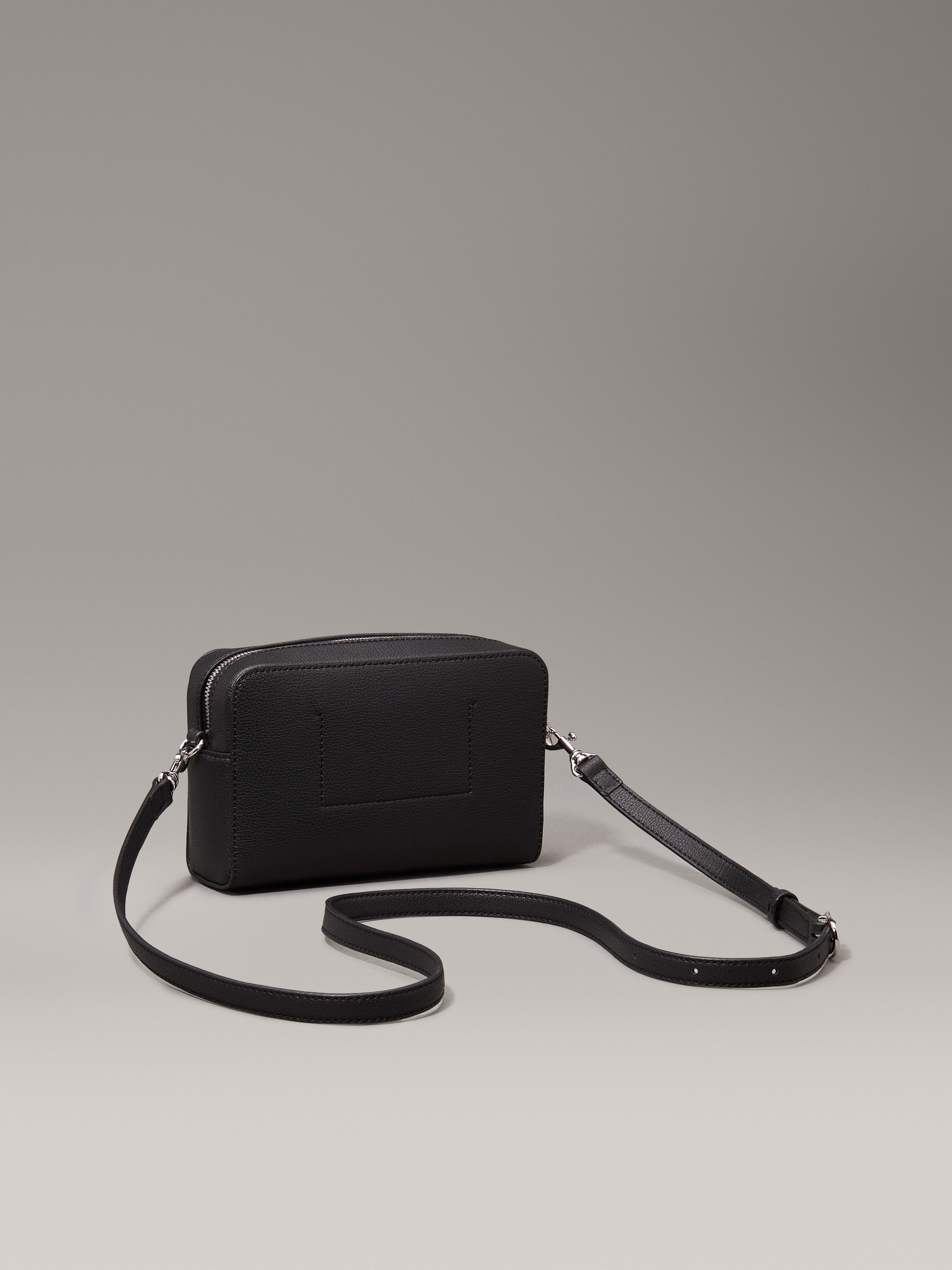 Calvin Klein Jeans Mini Bag »MINIMAL MONOGRAM CAMERA BAG 20«, Damen Schultertasche klein, Umhängetasche mit abnehmbarem Gurt