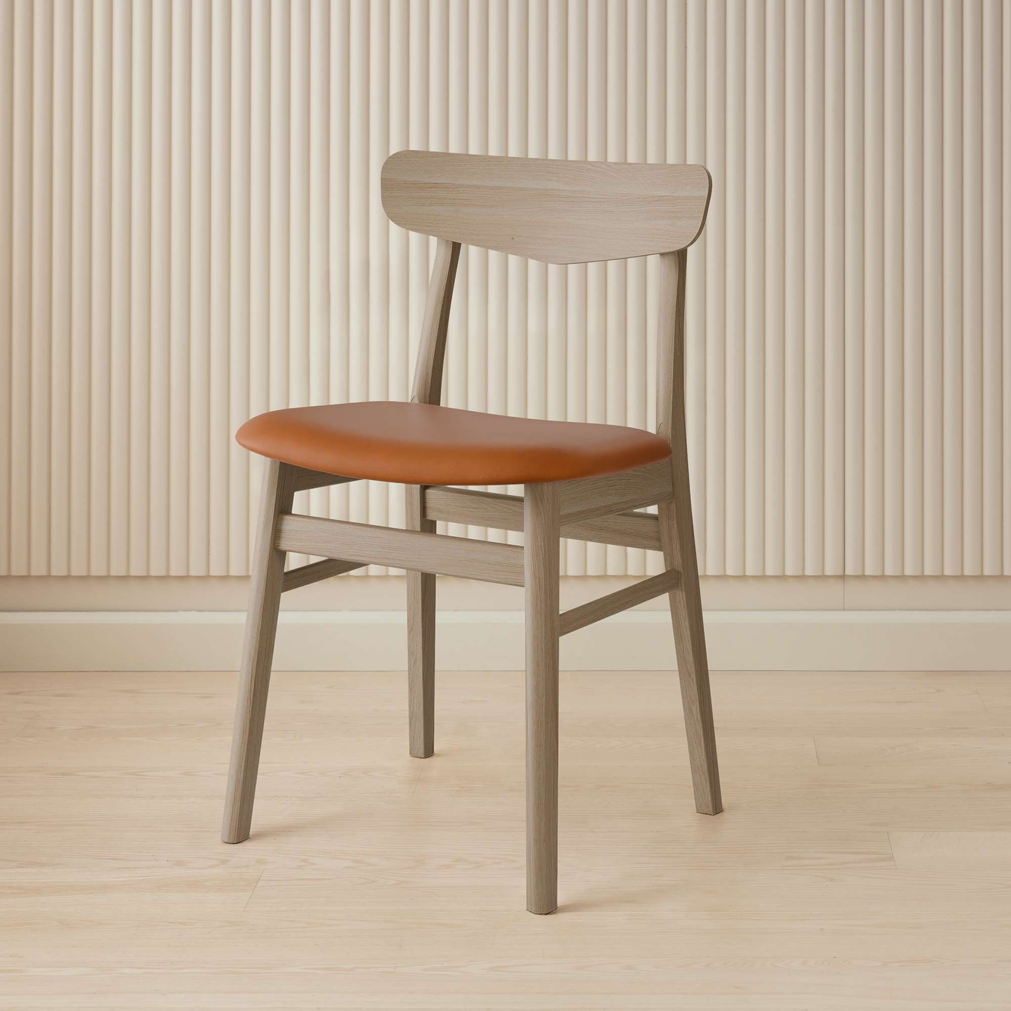 Esszimmerstuhl HAMMEL FURNITURE "Mosbøl, Stuhl, Massivholz mit gepolstertem Sitz – robust & komfortabel", , weiß pigmentiert lackiert, weiß pigmentiert lackiert, cognac, B:48cm H:79cm T:46cm, Leder, Massivholz, Stühle, Esszimmerstuhl, Massivholz, gepolste