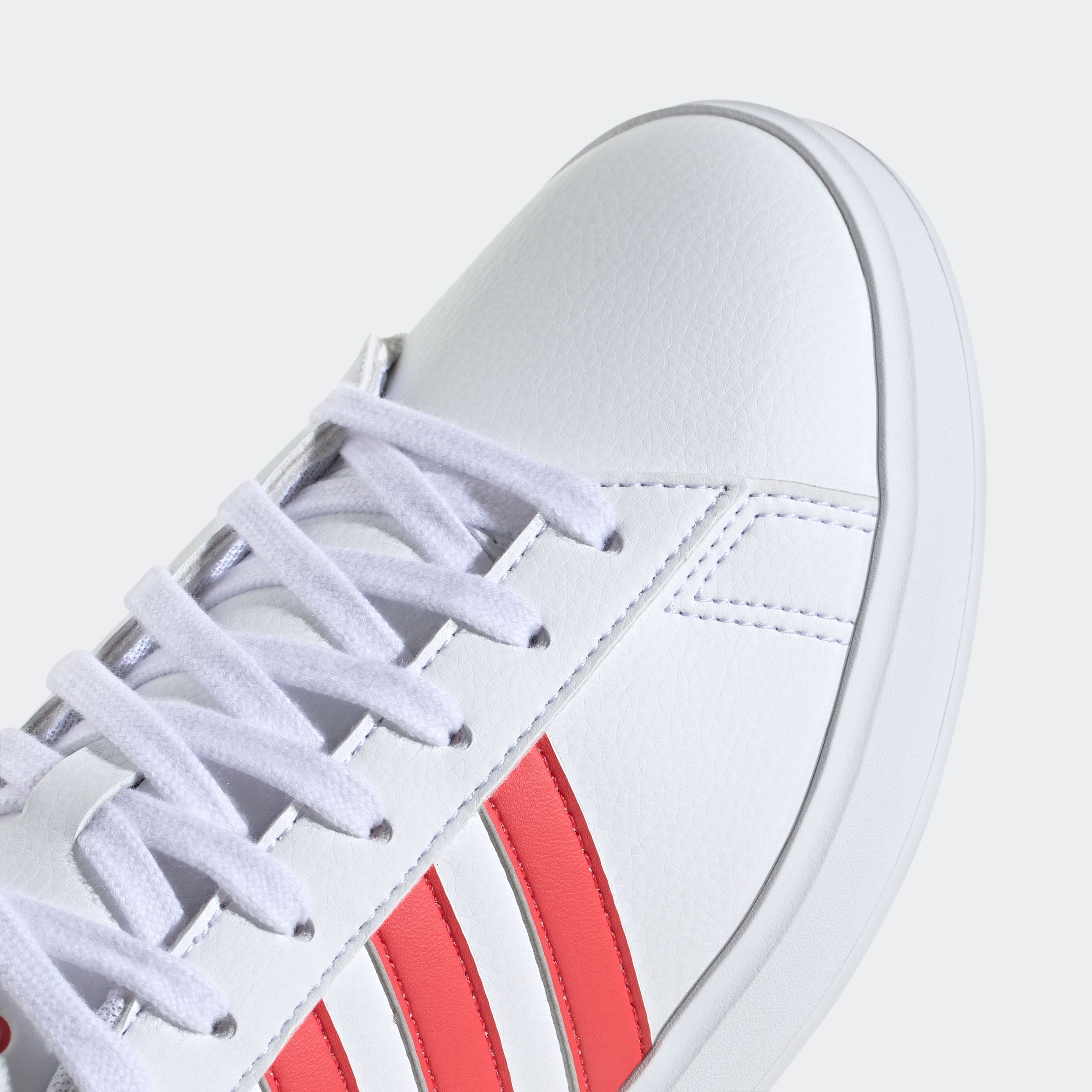 adidas Sportswear Sneaker »GRAND COURT CLOUDFOAM LIFESTYLE COURT COMFORT«, Design auf den Spuren des adidas Superstar