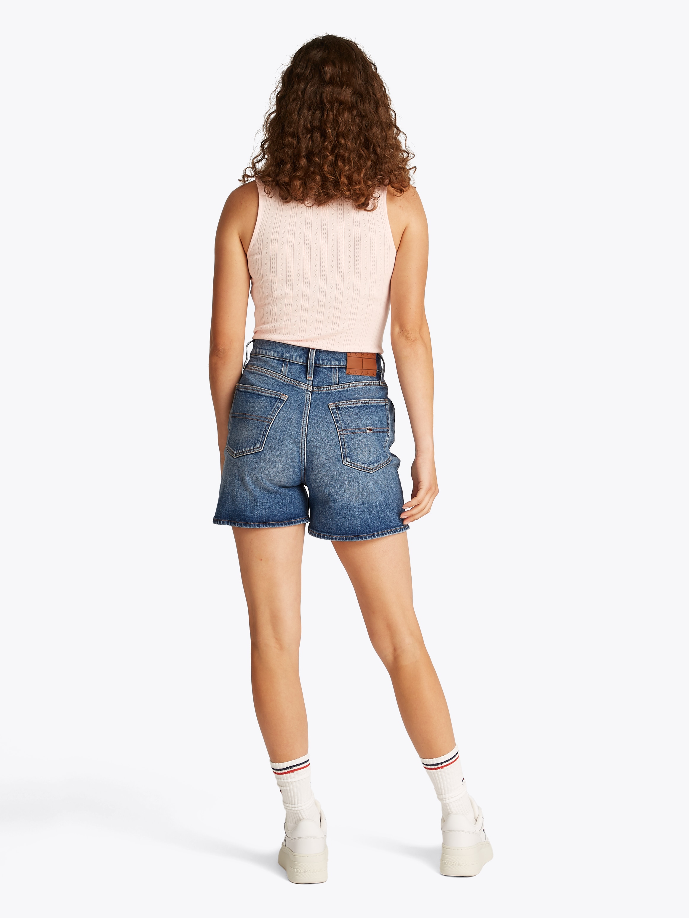 Tommy Jeans Shorts »MOM SHORT BI0134«, mit Logo-Badge, in blauer Waschung