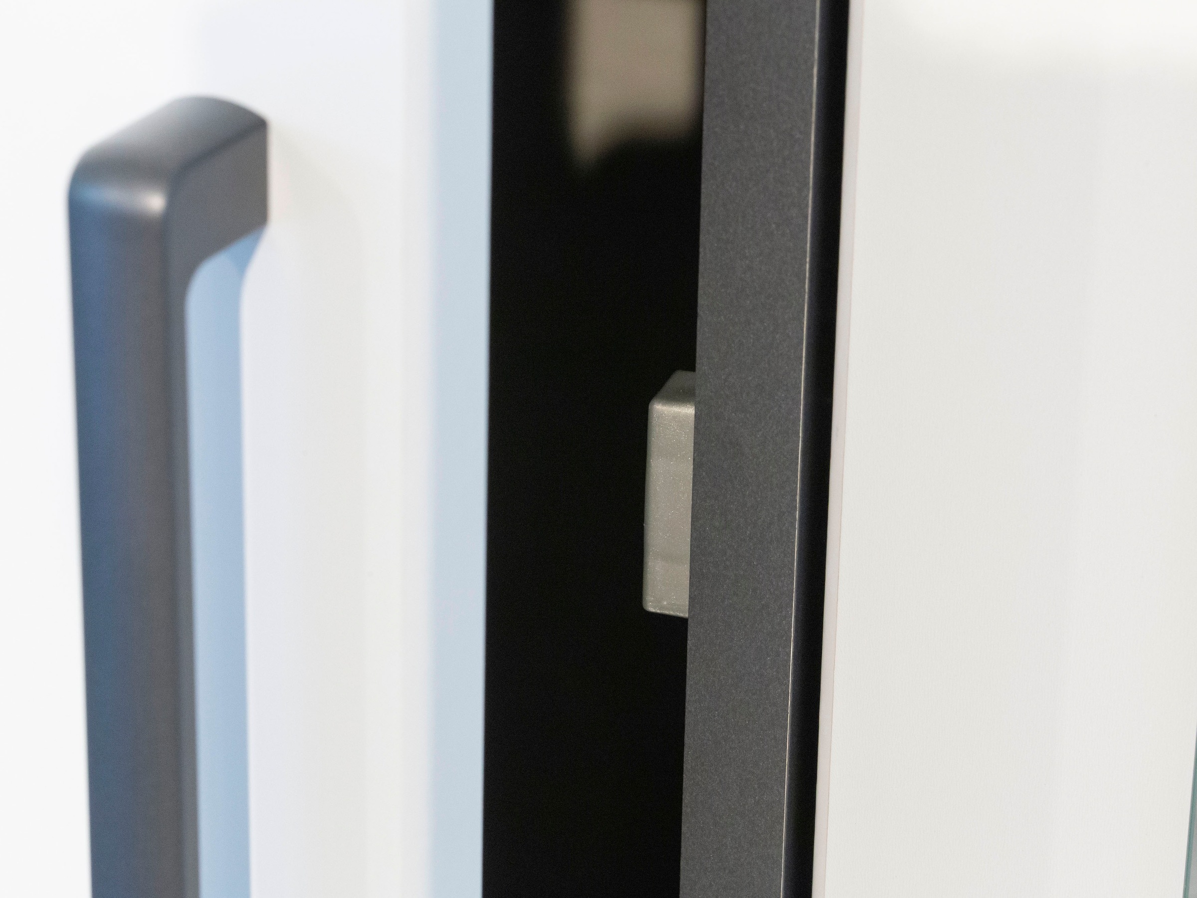 rauch Drehtürenschrank »Kleiderschrank Schrank Garderobe Wäscheschrank VOYAGER«, (in 3 verschiedenen Ausstattungen BASIC/CLASSIC/PREMIUM), mit modernen Griffen in Graumetallic und Spiegel
