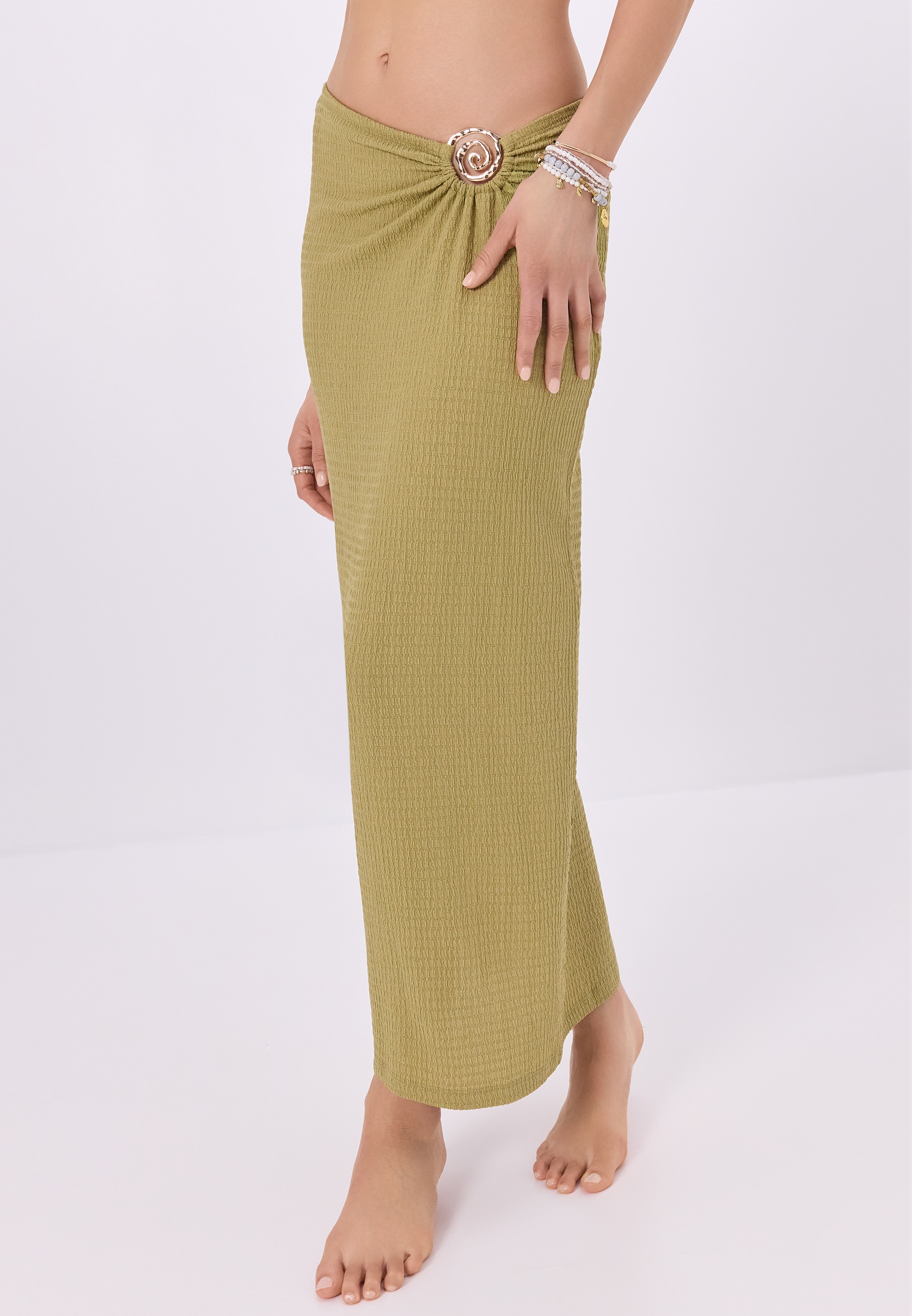 LSCN by LASCANA Maxirock aus weicher Crinkleware mit Zieraccessoire