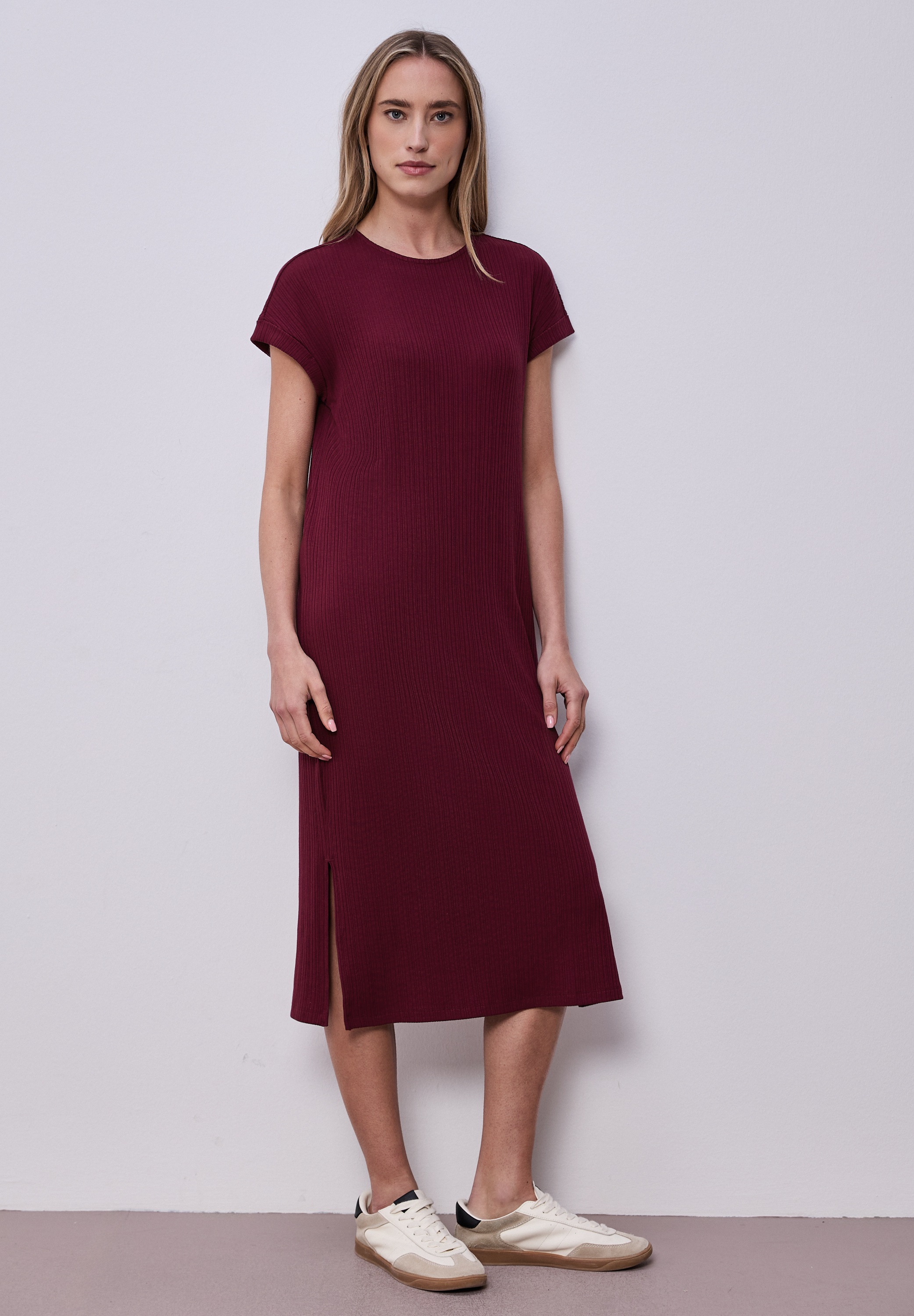 Jerseykleid STREET ONE, Damen, Gr. 38, EURO-Größen, truffle rot, Jersey, 75% Viskose, 20% Polyester, 5% Elasthan, unifarben, comfort fit Midi, Rundhals, normaler Saum, Kleider Jerseykleid, mit Rundhalsausschnitt