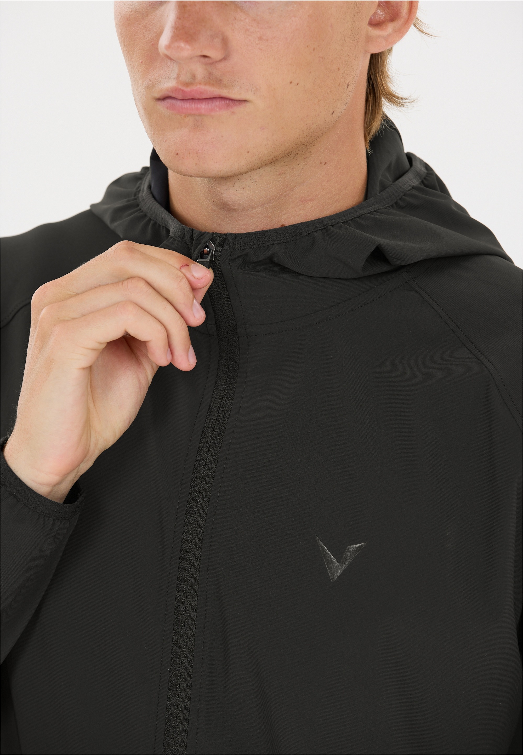 Virtus Trainingsjacke »Alonso V2« mit feuchtigkeitsregulierender Funktion