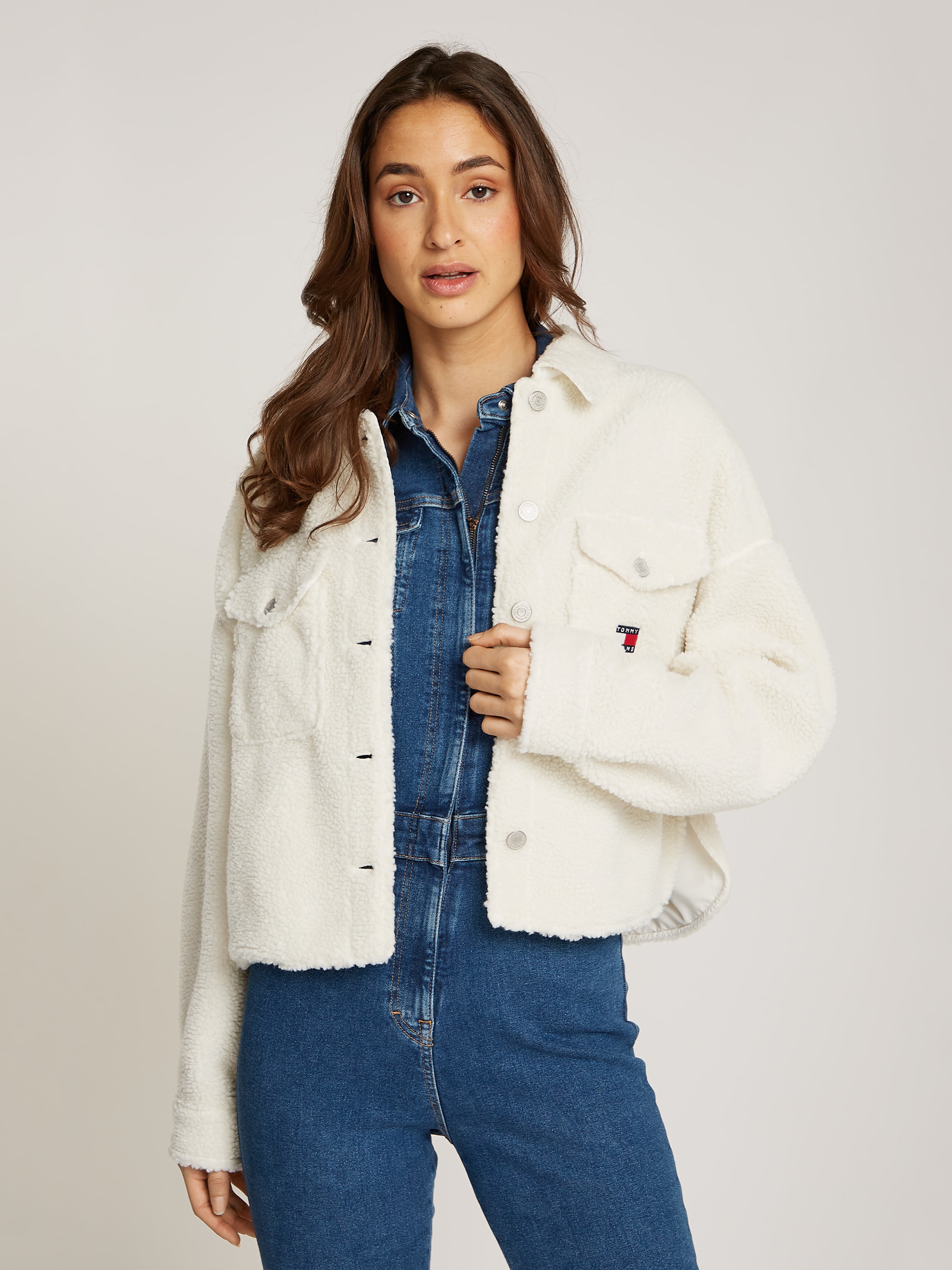 Tommy Jeans Outdoorbluse "TJW TEDDY BADGE OVERSHIRT EXT", mit Logostickerei