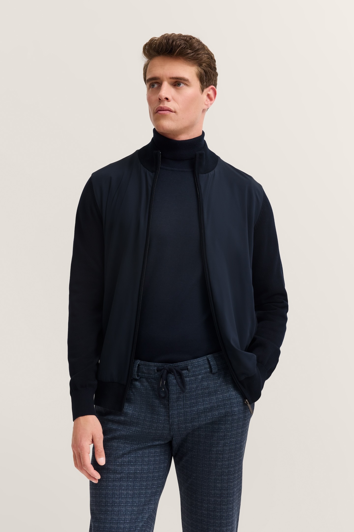 bugatti "Regular Fit" mit Stehkragen und Reißverschlusstaschen