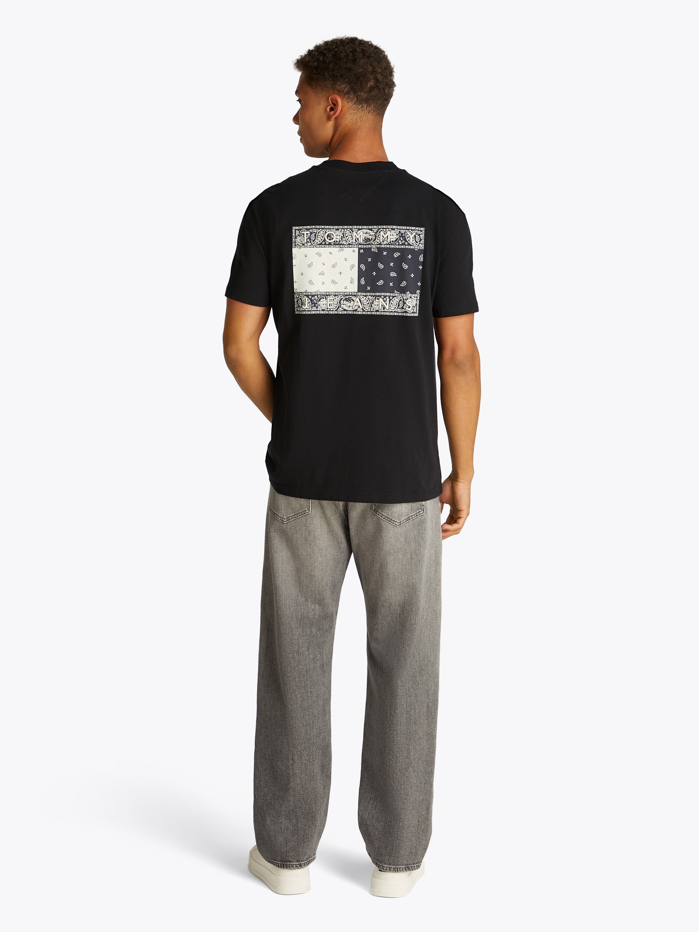 Tommy Jeans Kurzarmshirt »TJM REG PAISLEY FLAG TEE EXT«, Mit Rundhalsausschnitt