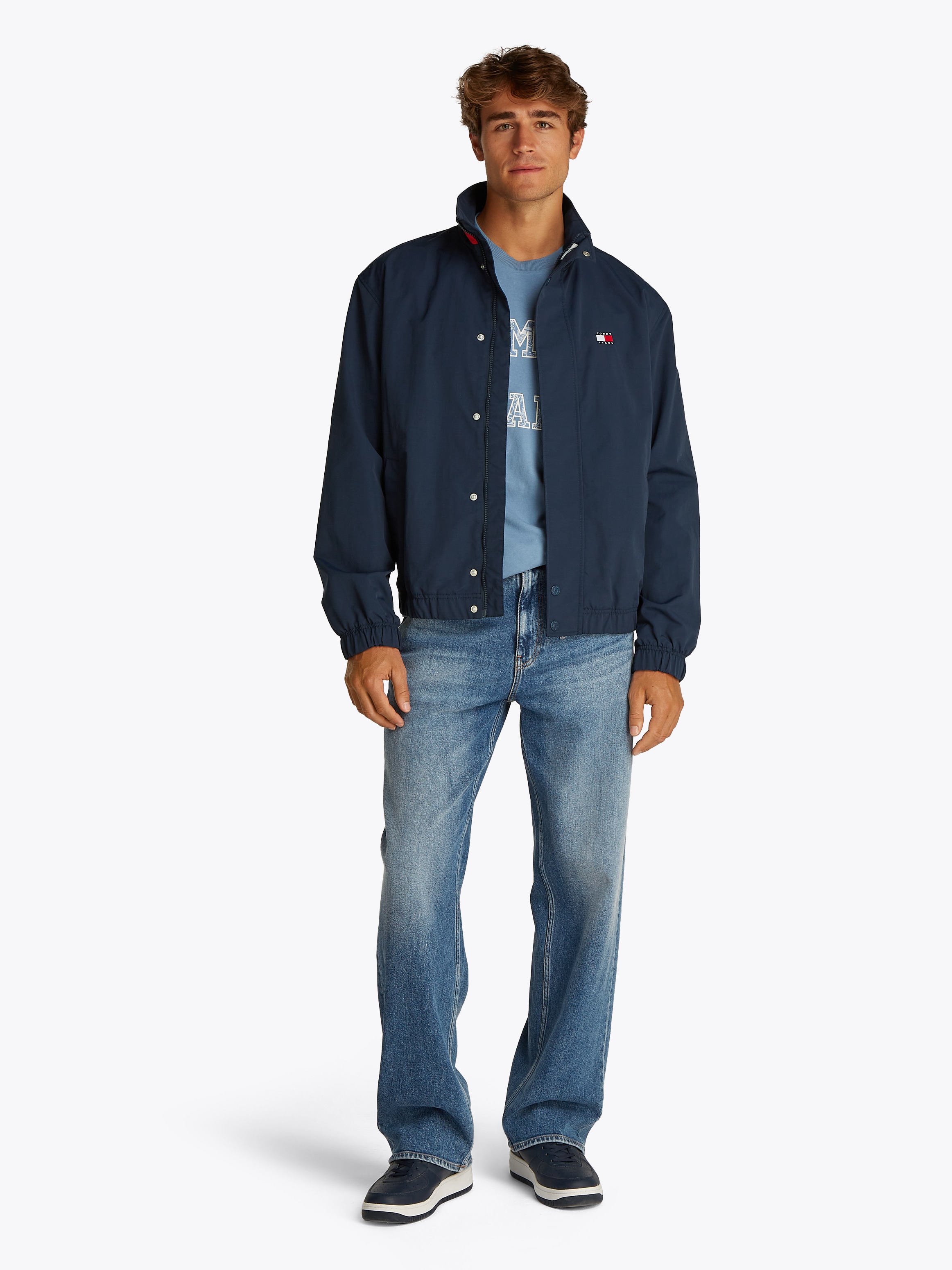 Tommy Jeans Allwetterjacke »TJM DNA COLLAR ESS JACKET«, ohne Kapuze, Mit Rundhalsausschnitt
