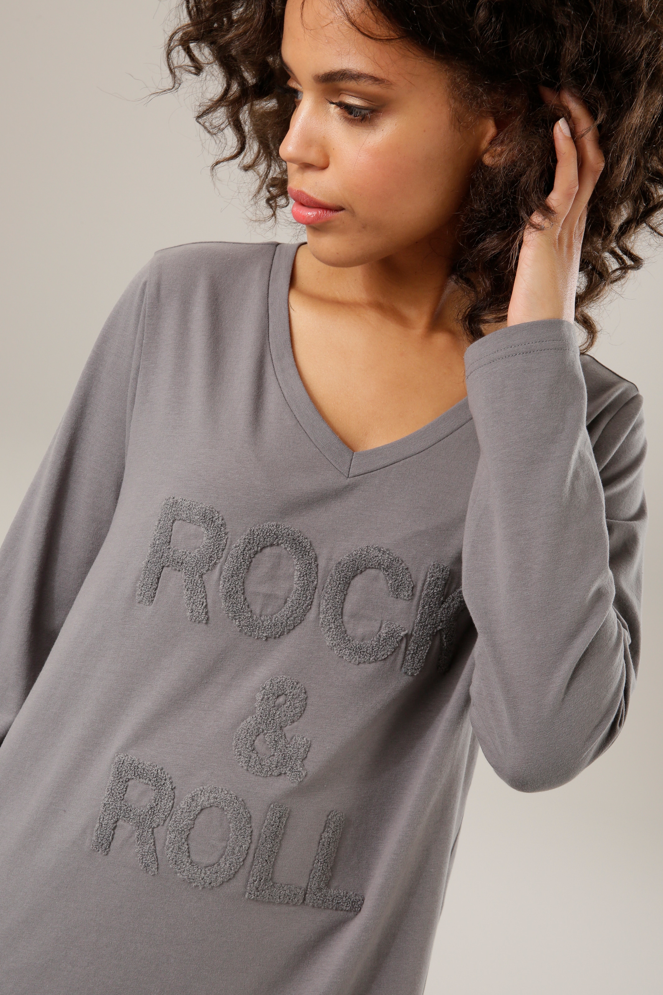 Aniston CASUAL Langarmshirt, mit "rockigem" Schriftzug aus strukturiertem Frottee