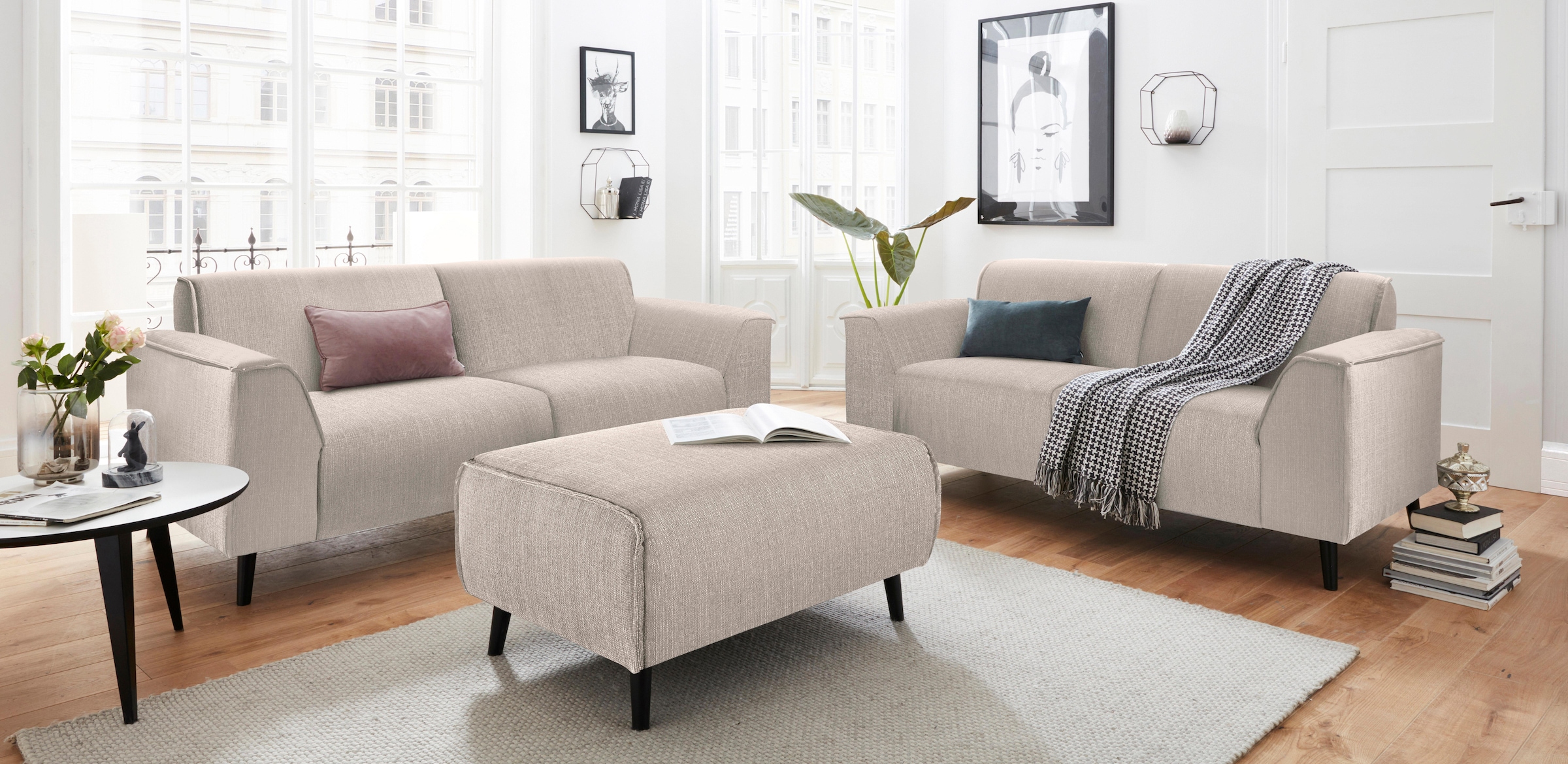 DOMO collection 2-Sitzer »Amora, inklusive komfortablem Federkern für mehr Sitzkomfort«, Komfortsitzhöhe 47cm, elegante Armlehnen und hoher Fuß