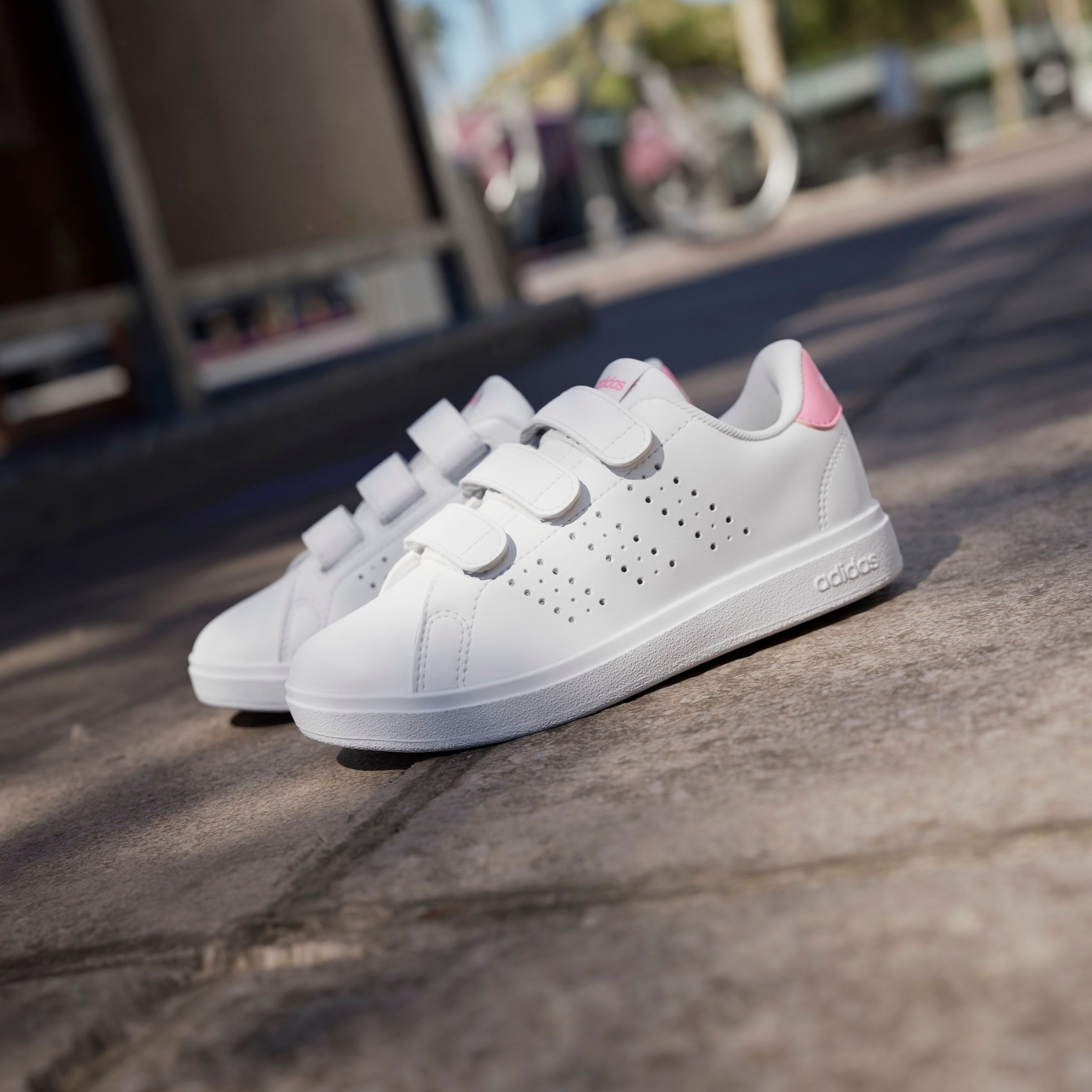 adidas Sportswear Klettschuh »ADVANTAGE BASE 2.0 KIDS«, Design auf den Spuren des adidas Stan Smith